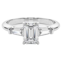 Anello di diamanti in platino a tre pietre con smeraldo e baguette da 1,21 carati certificato GIA