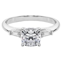 GIA 0,9ct Cushion Three-Stone Tapered Baguette 18K White Gold Diamond Ring (bague à diamants en or blanc)