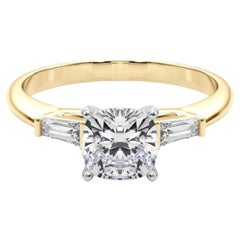 GIA 1.3ct Cushion Three-Stone Tapered Baguette 18K Yellow Gold Diamond Ring (bague à diamant en or jaune)