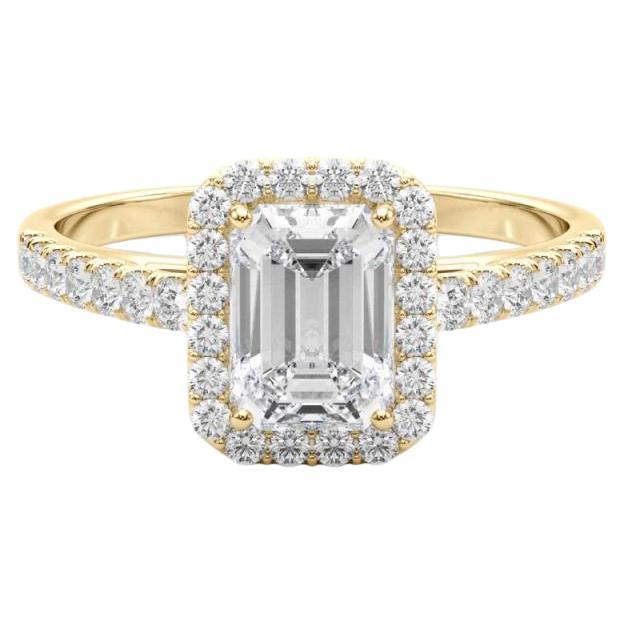 Bague en or jaune 18 carats certifiée GIA et ornée d
un halo d
émeraudes de 0,8 carat
