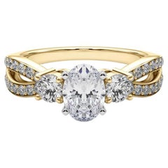 GIA Anello di diamanti ovale a tre pietre con gambo spaccato e pavé in oro giallo 18 carati