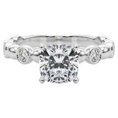 GIA 1.5 ct Anillo de diamantes solitario con bisel y piedra lateral en forma de cojín