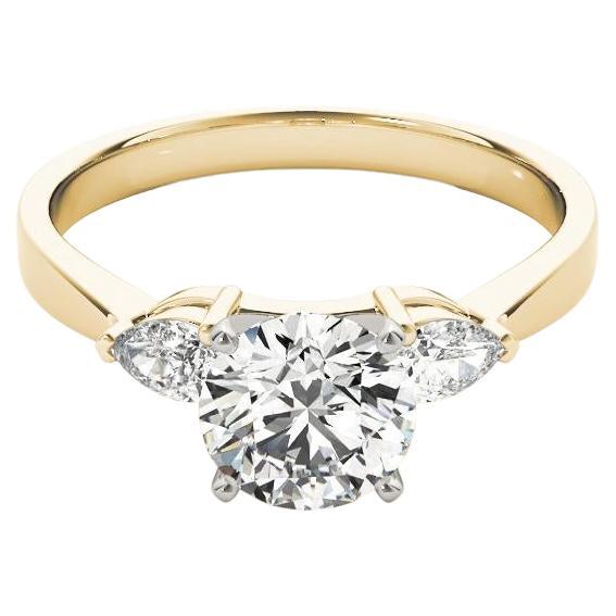 GIA 1.21ct Round Solitaire 
Pear Three-Stone Bague diamant en or jaune 18K en vente