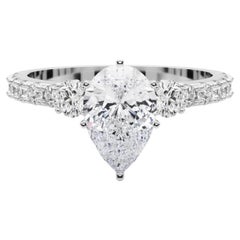 GIA 2.01ct Pear Three-Stone with Diamond Shank 18K White Gold Diamond Ring (bague à trois pierres en poire avec un manche en diamant)