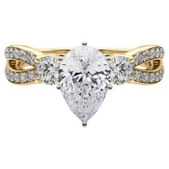 GIA 0.9ct Pear Three-Stone Split Shank Pave 18K Yellow Gold Diamond Ring (bague en or jaune avec diamants)