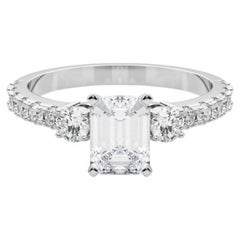 GIA 0.97ct Emerald Three-Stone with Diamond Shank 18K White Gold Diamond Ring (bague à trois pierres en émeraude avec une tige en diamant)