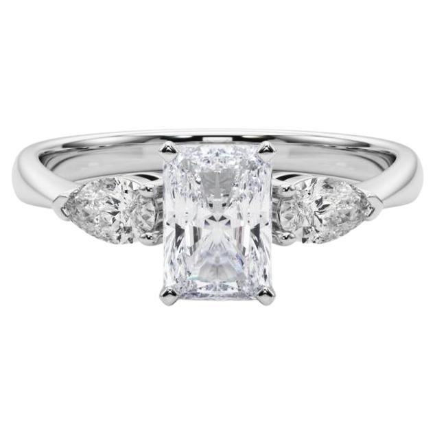 Anello con diamante radiante est-ovest a tre pietre certificato GIA da 2.5 carati