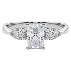 Anello con diamante radiante est-ovest a tre pietre certificato GIA da 2.5 carati