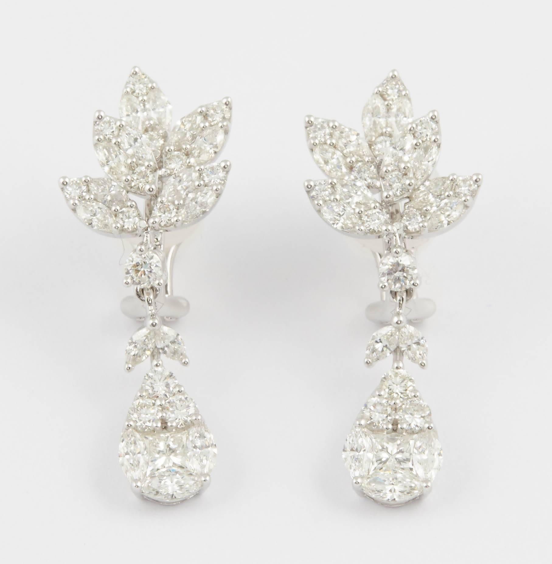 Classic Diamond Drop Gold Earrings In New Condition For Sale In New York, NY