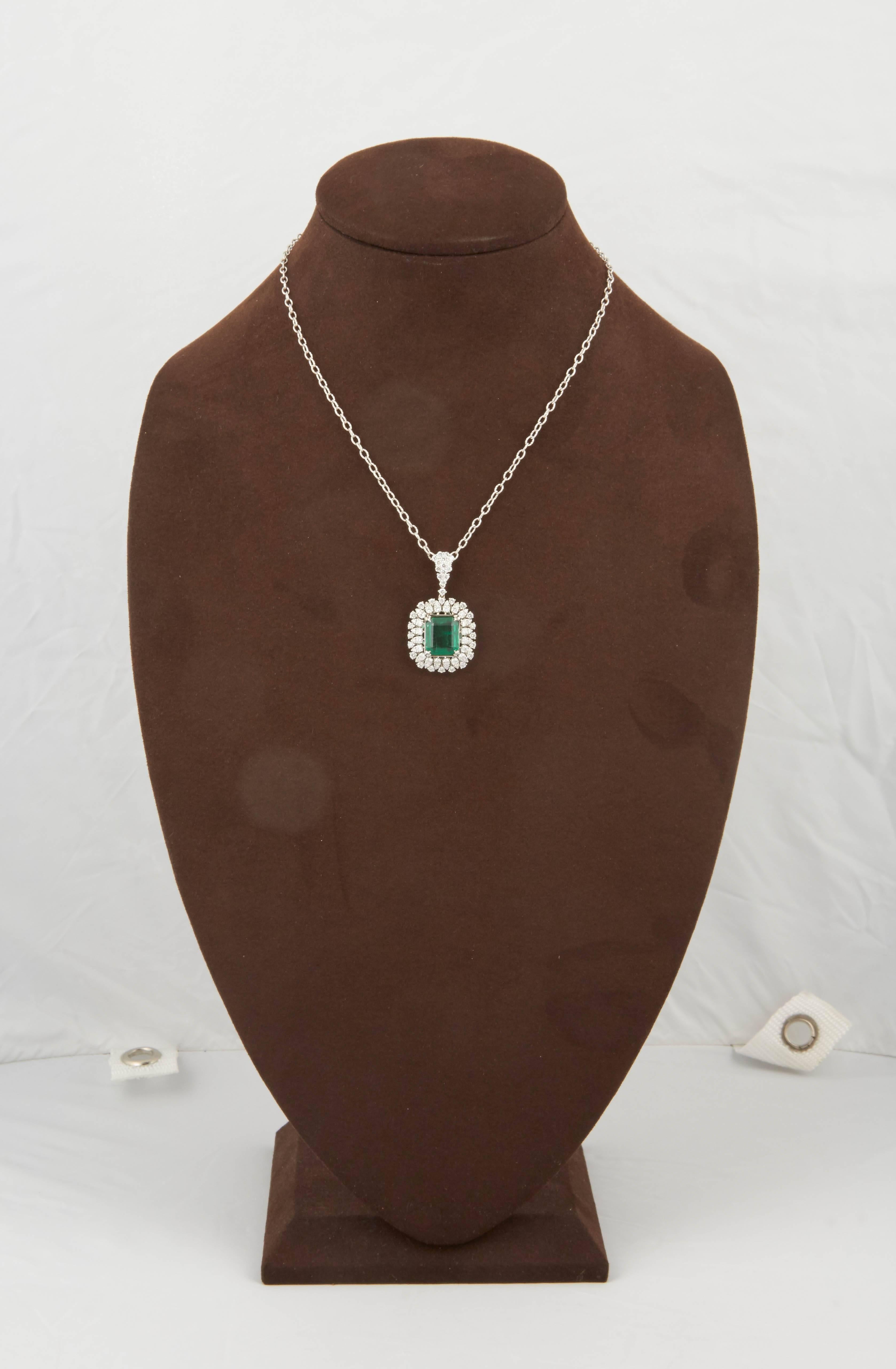 Elegant Green Emerald and Diamond Pendant In New Condition In New York, NY