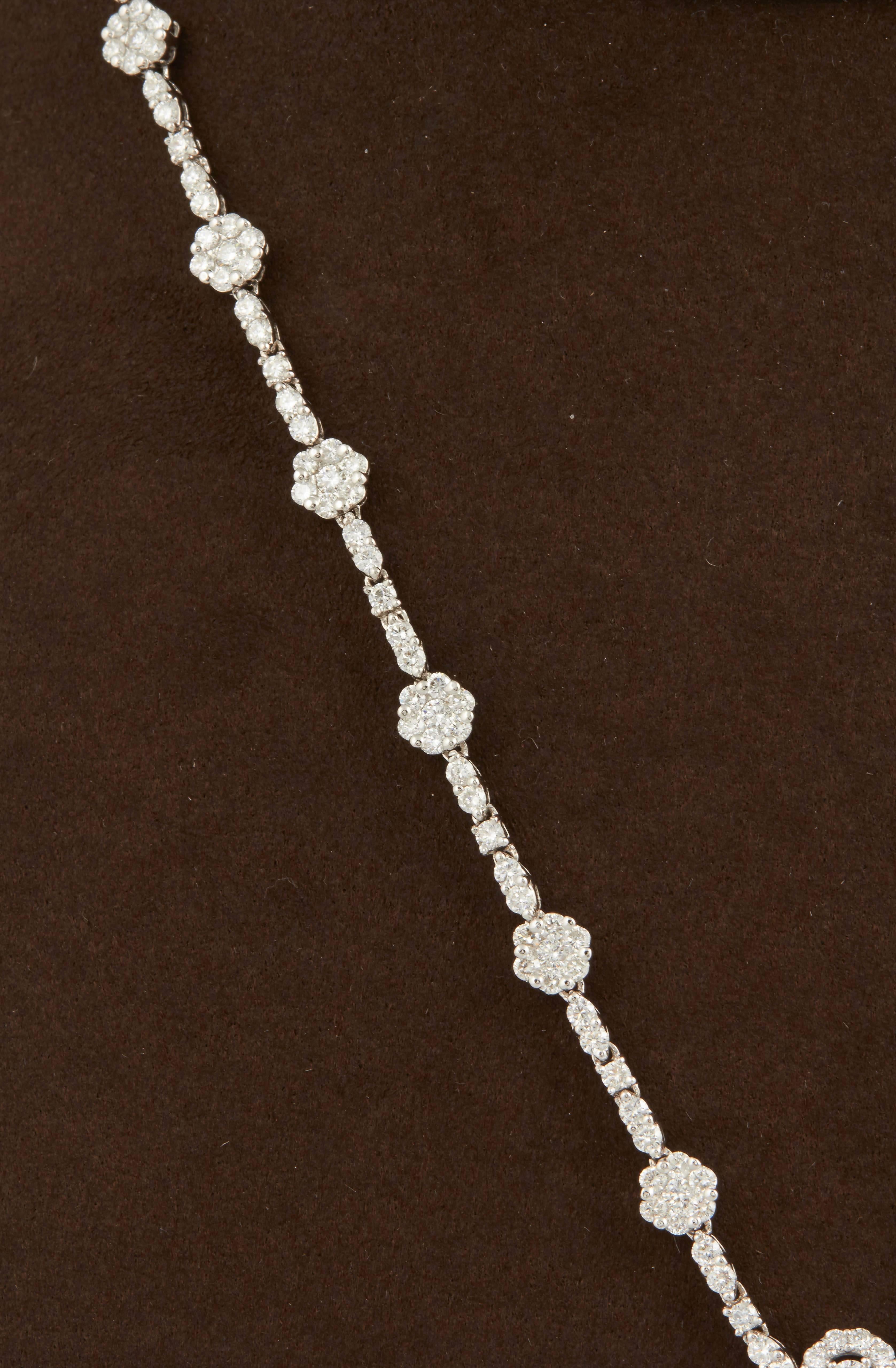 Collier pendentif en or blanc avec émeraude verte et diamant Neuf - En vente à New York, NY