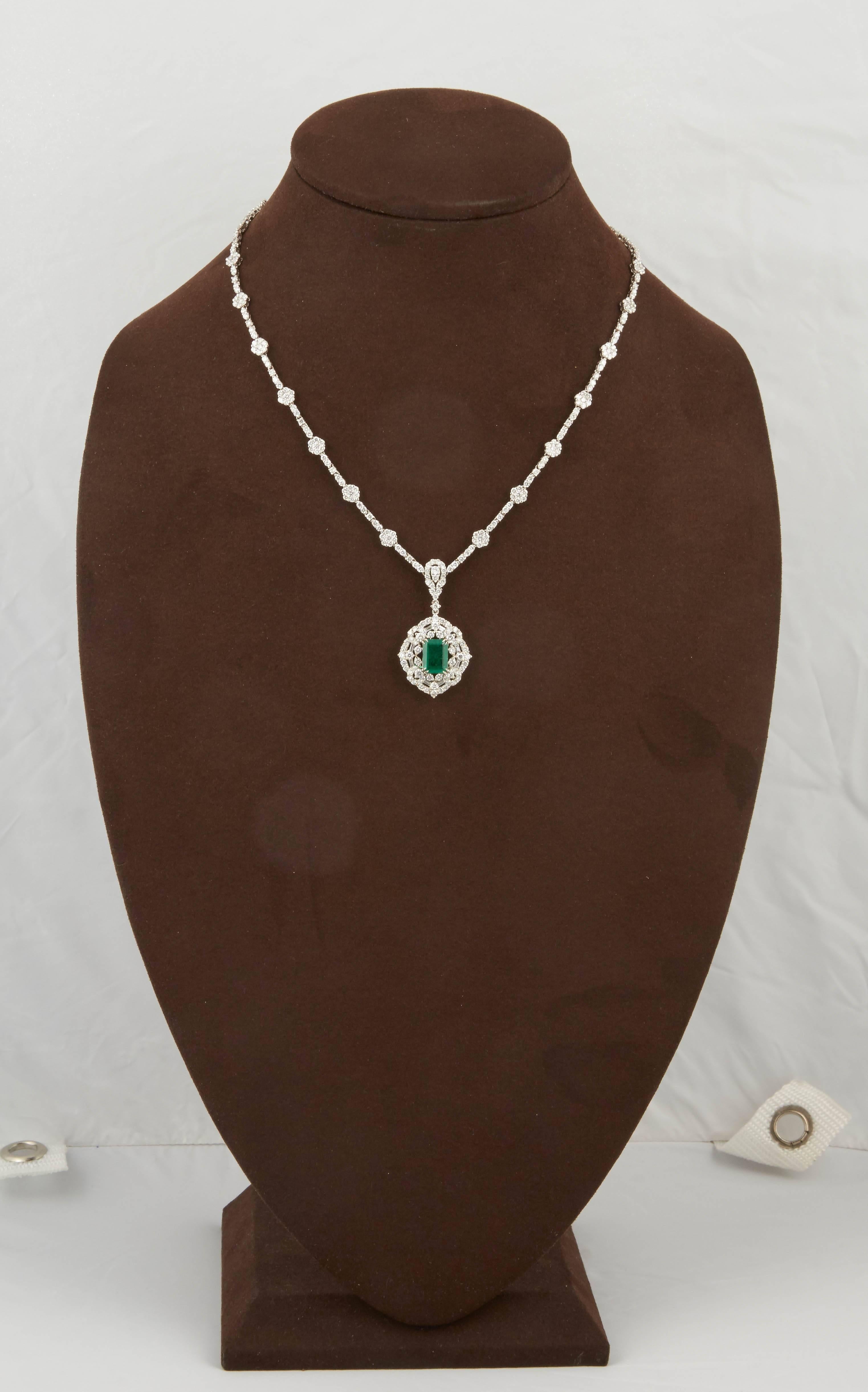 Grüner Smaragd Diamant Weißgold-Anhänger Halskette Damen im Angebot