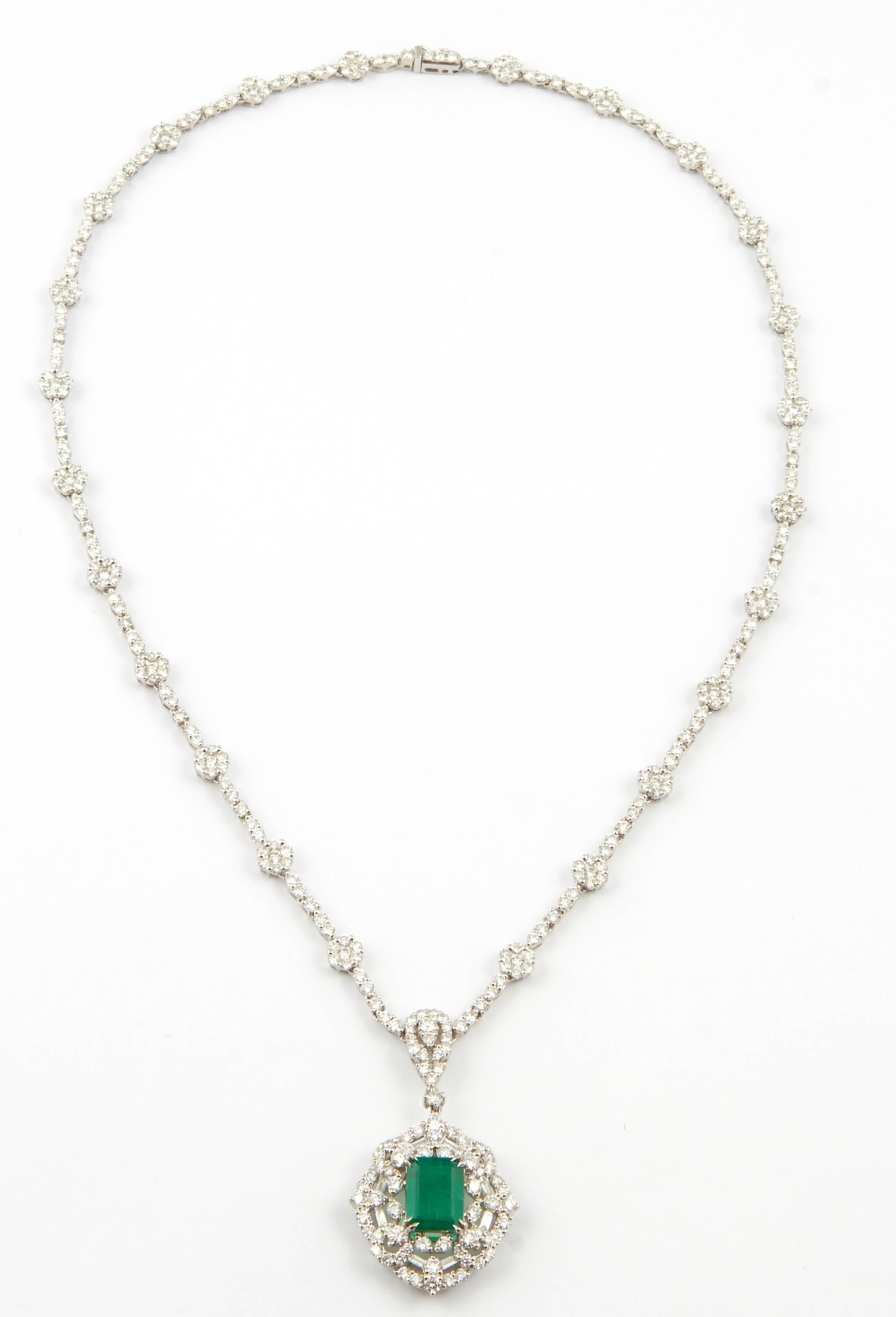 Collier pendentif en or blanc avec émeraude verte et diamant en vente 1