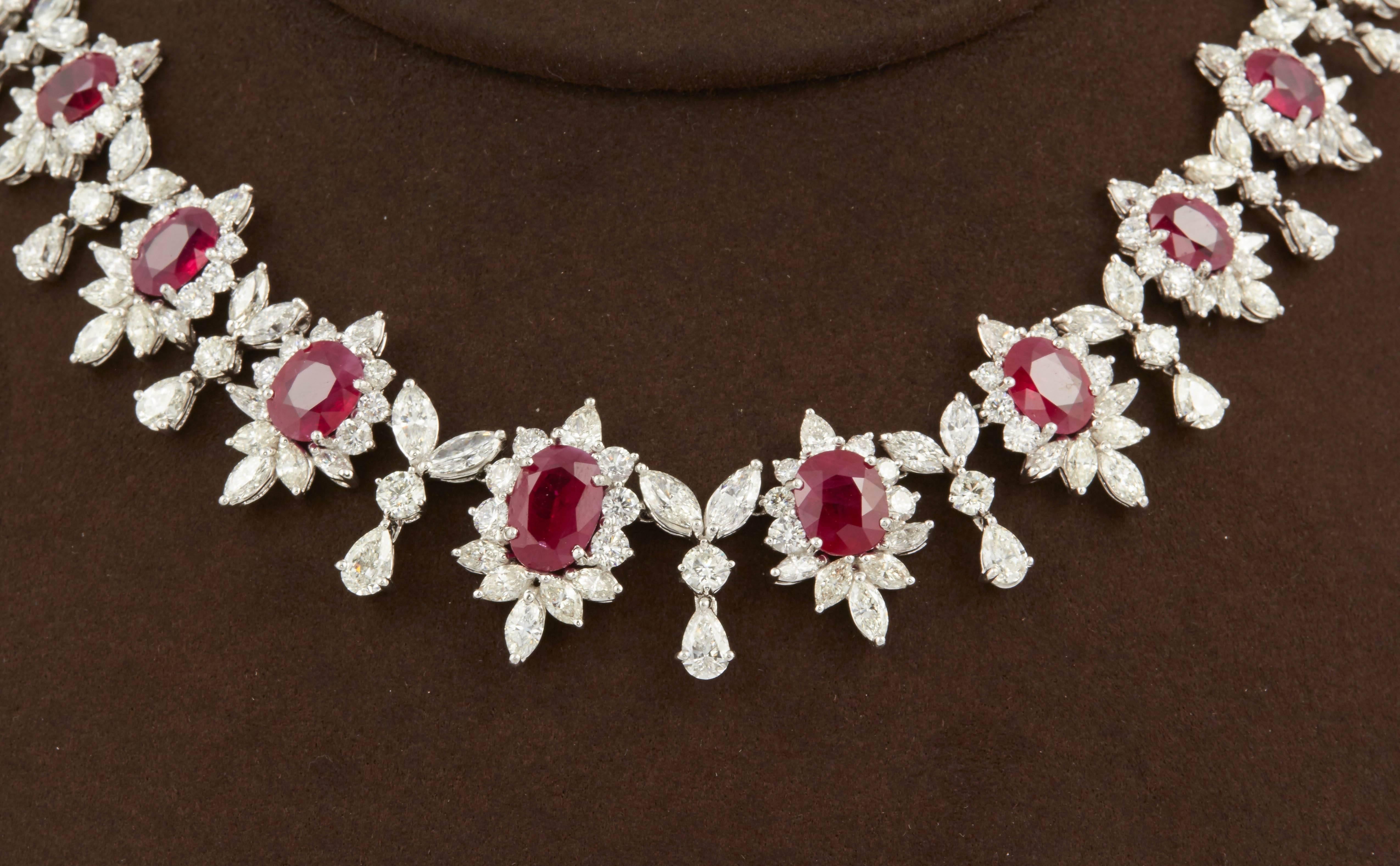 
Superbe collier de rubis de Birmanie et de diamants de haute qualité.

39.30 carats de fin rubis de Birmanie gradués en un rubis central de plus de 4 carats. 

43.52 carts de diamants blancs de taille marquise, poire et ronde, F/G VS.

Serti en