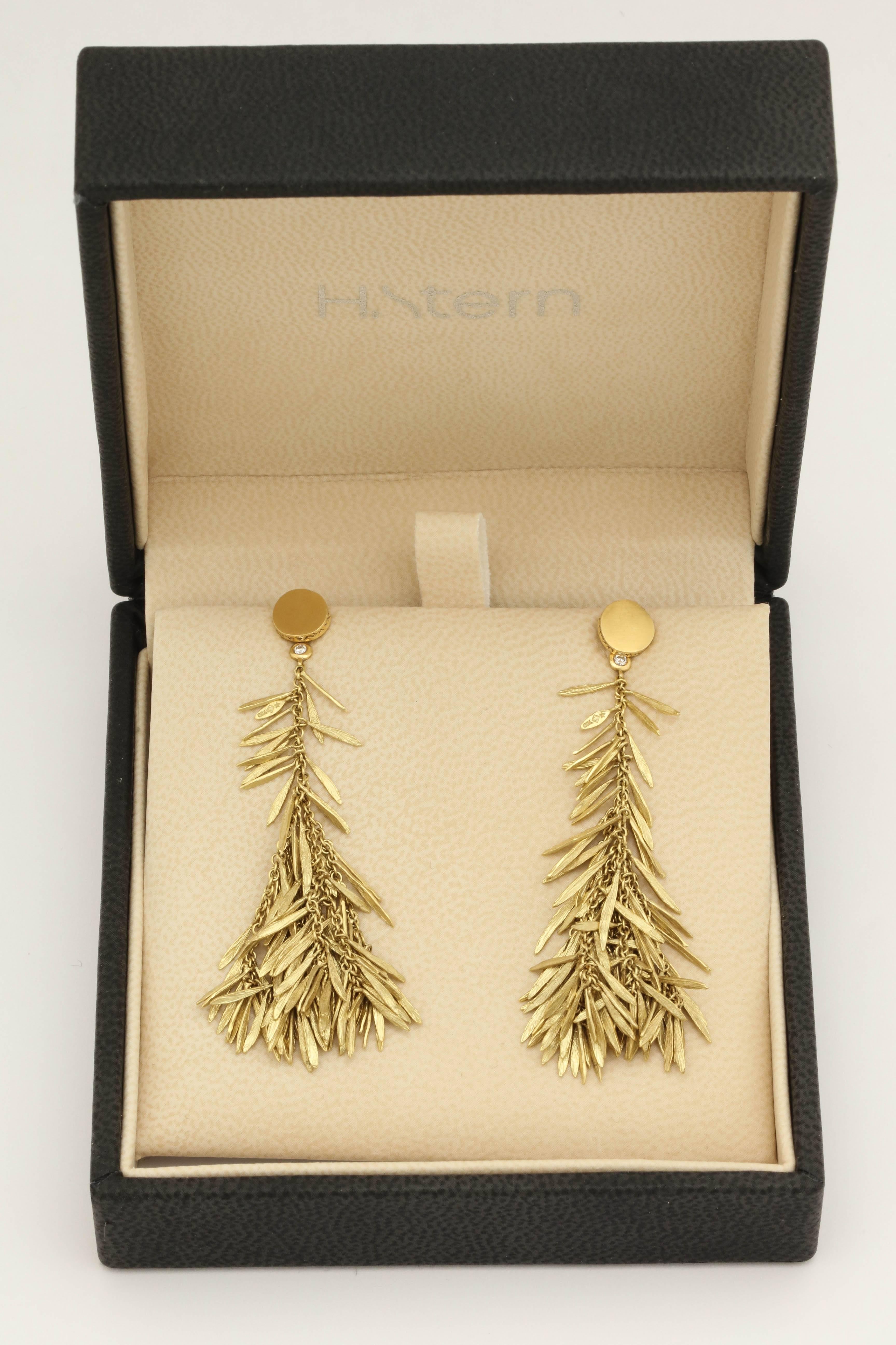 One Pair Of Ladies 18kt Yellow Gold Flexible And Moveable Feather And Tassel Style Earrings Created With Numerous Feather Design Gold Pieces And Created With Link Style Chain Pieces For A Moveable Effect When worn. For Pierced Ears Only With Large