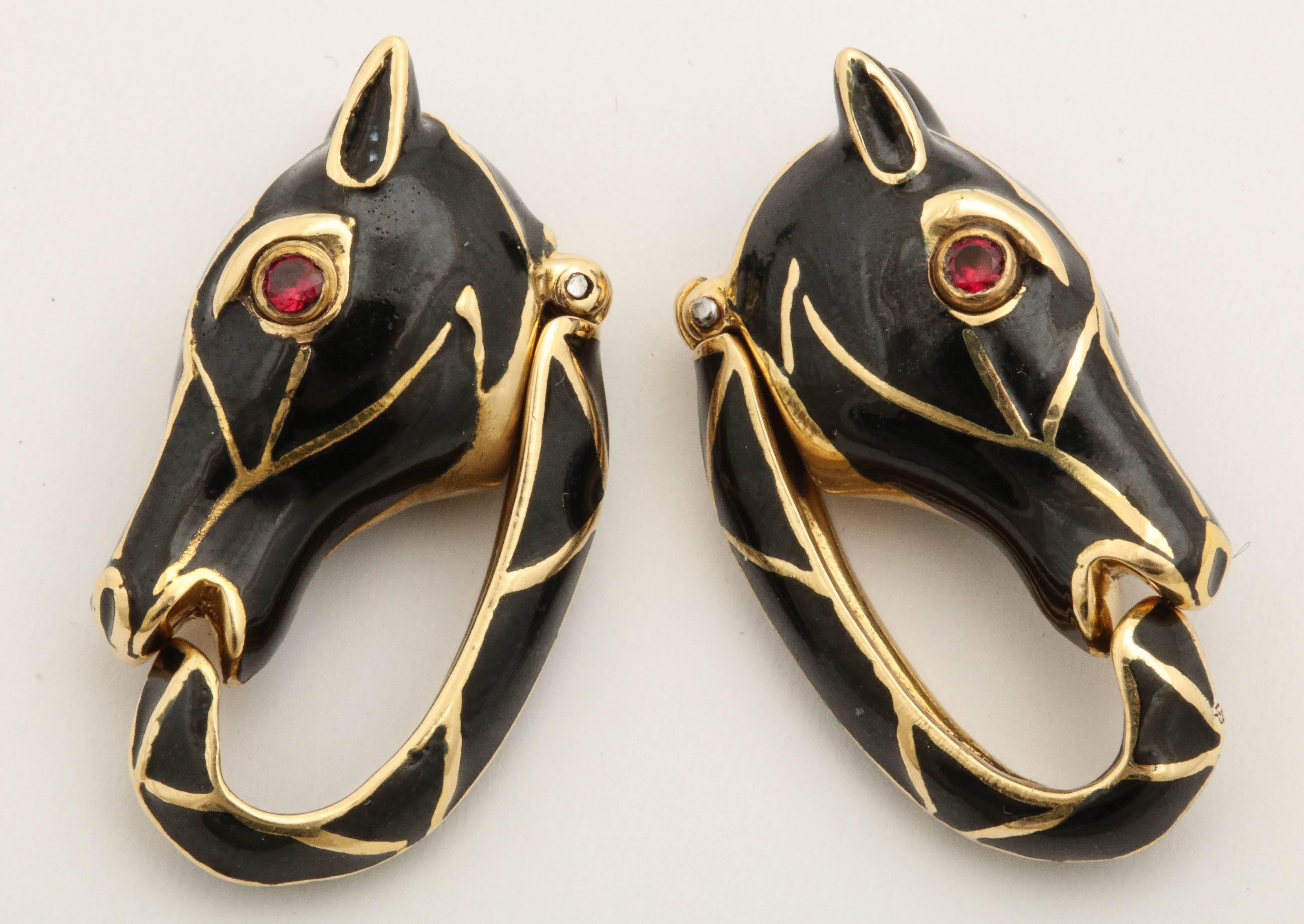 David Webb Black Steel Enamel and Ruby Figural Horse Gold Cufflinks In Good Condition In New York, NY