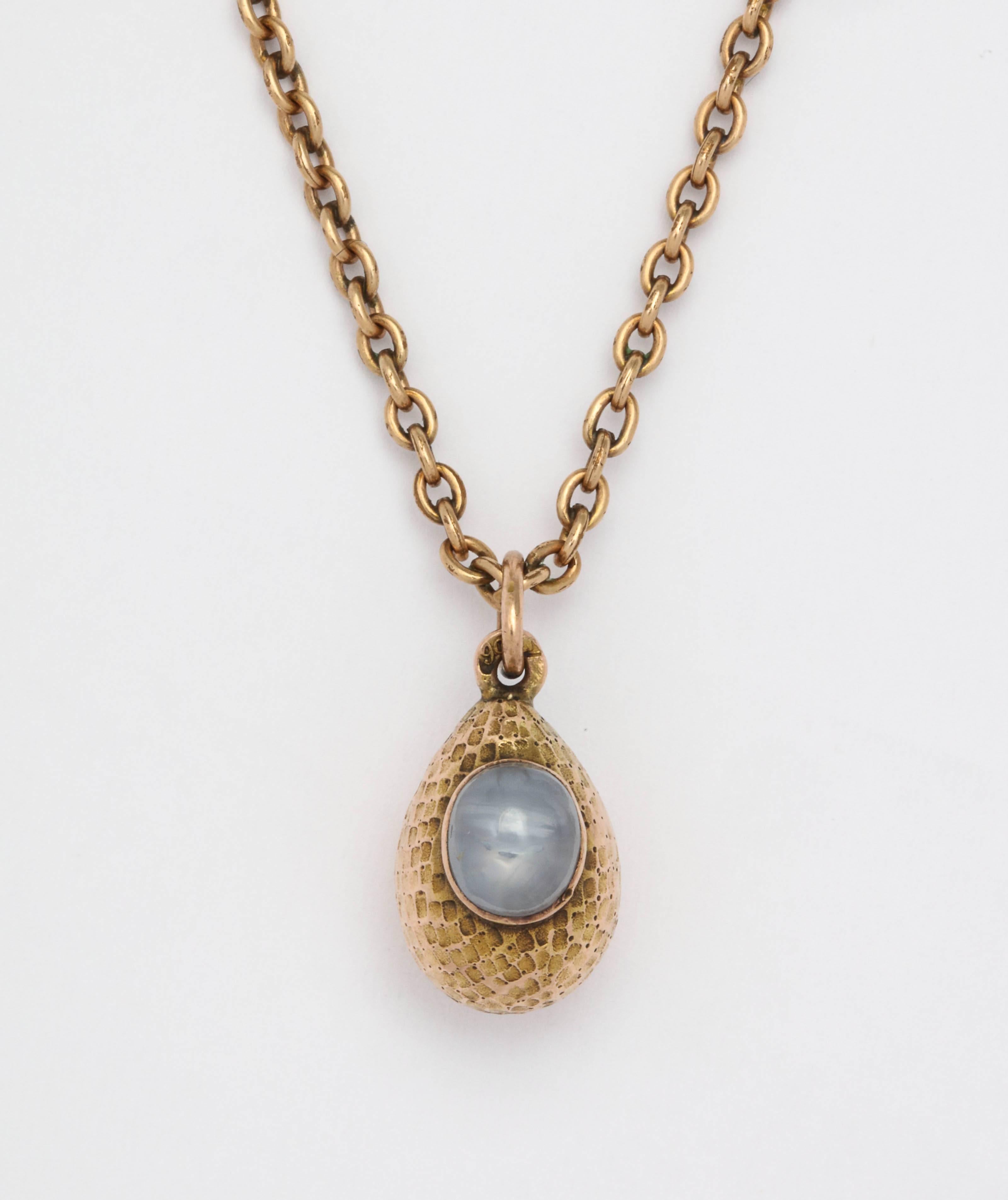 Rare Russian Textured Gold and Star Sapphire Egg Pendant, circa 1900 In Good Condition In St. Catharines, ON