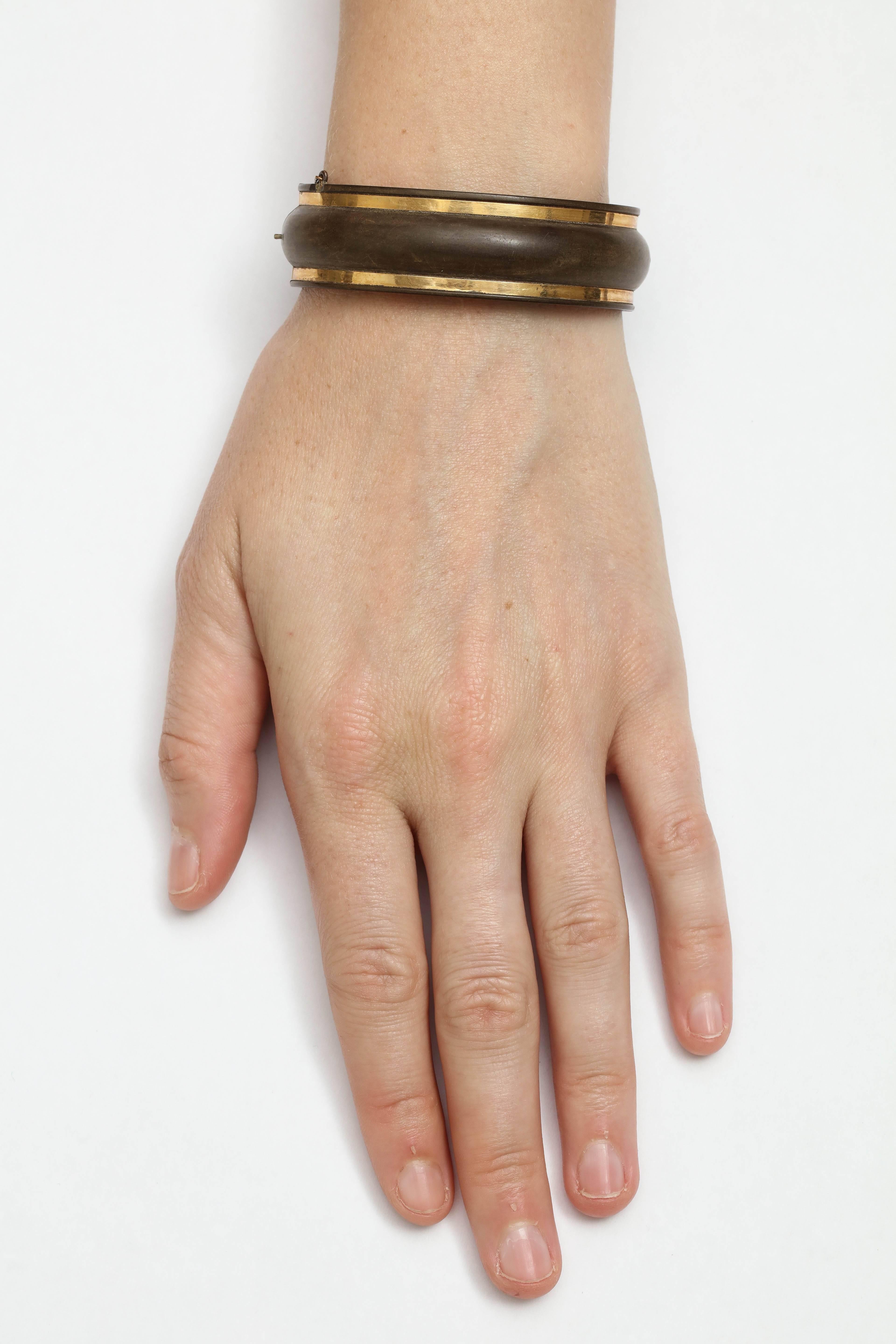 Gutta-Percha and Yellow Gold Bracelet In Excellent Condition For Sale In New York, NY