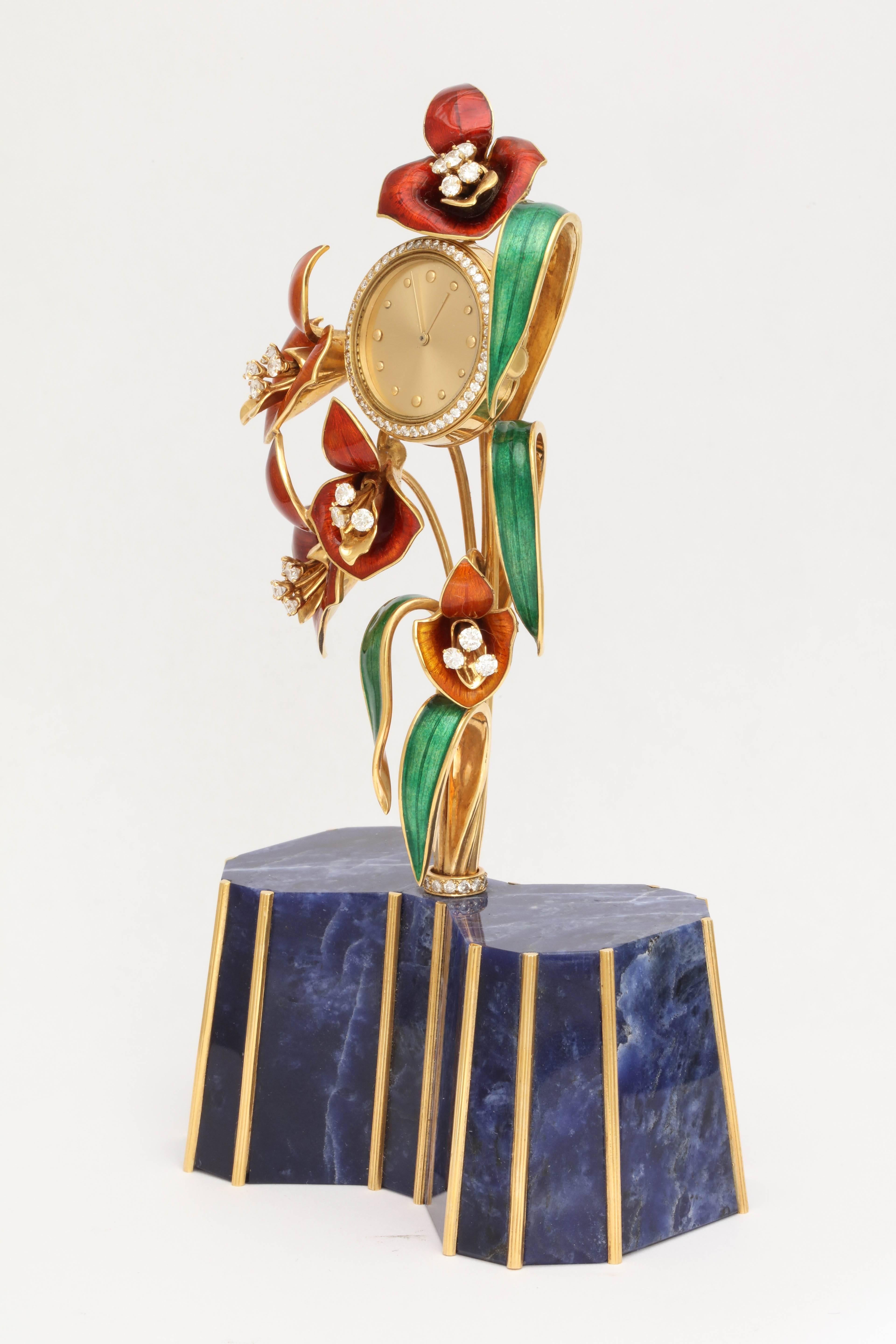 Uhr mit Blumenmuster aus Lapislazuli, Emaille und Diamant in Gold im Zustand „Hervorragend“ im Angebot in New York, NY