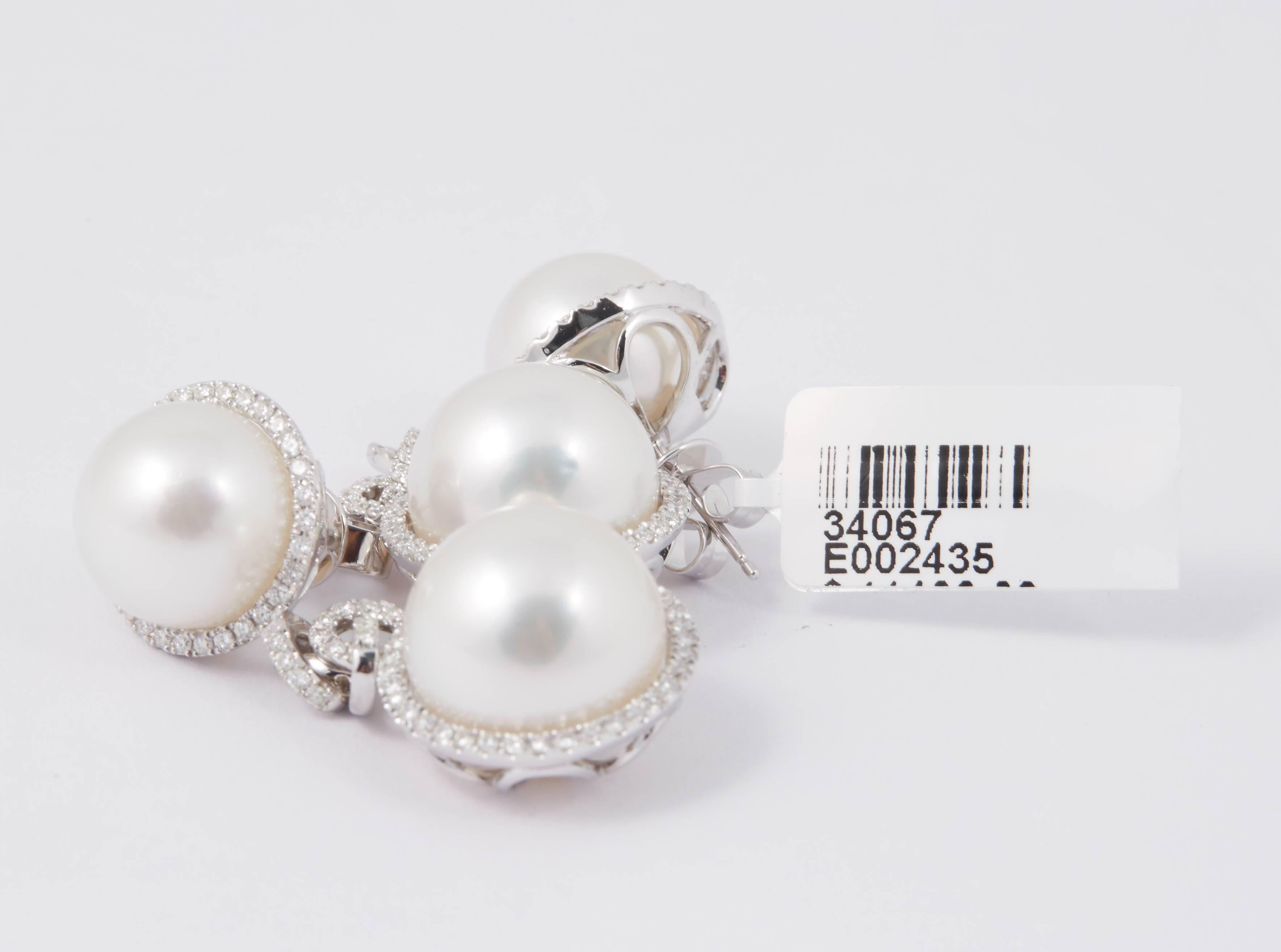 or blanc 18K
Perles des mers du Sud 12-14 mm chacune
1.diamants de 40 cts