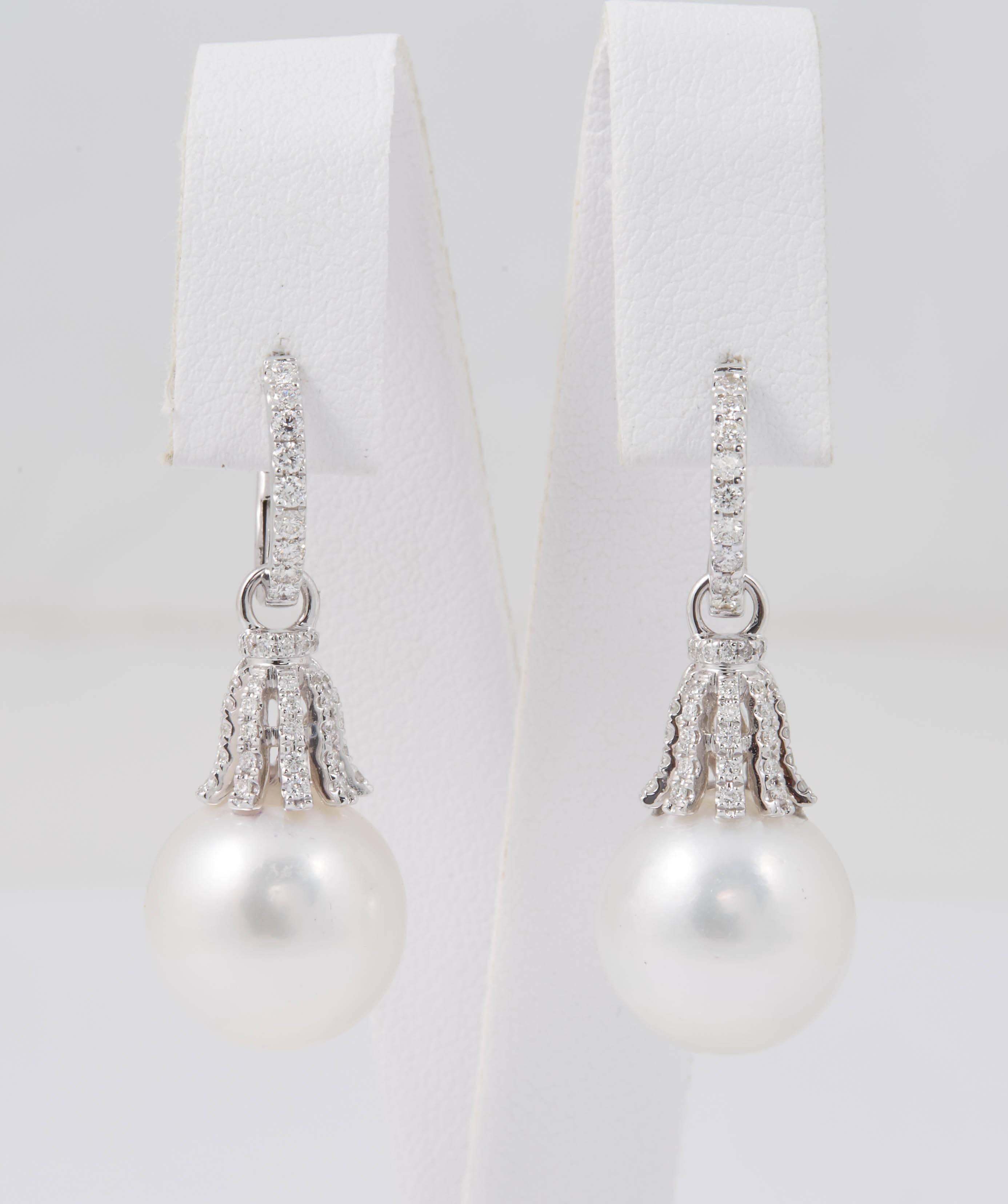 18K white gold
Diamonds: 0.60 Cts
South Sea Pearls: 13-14 MM
