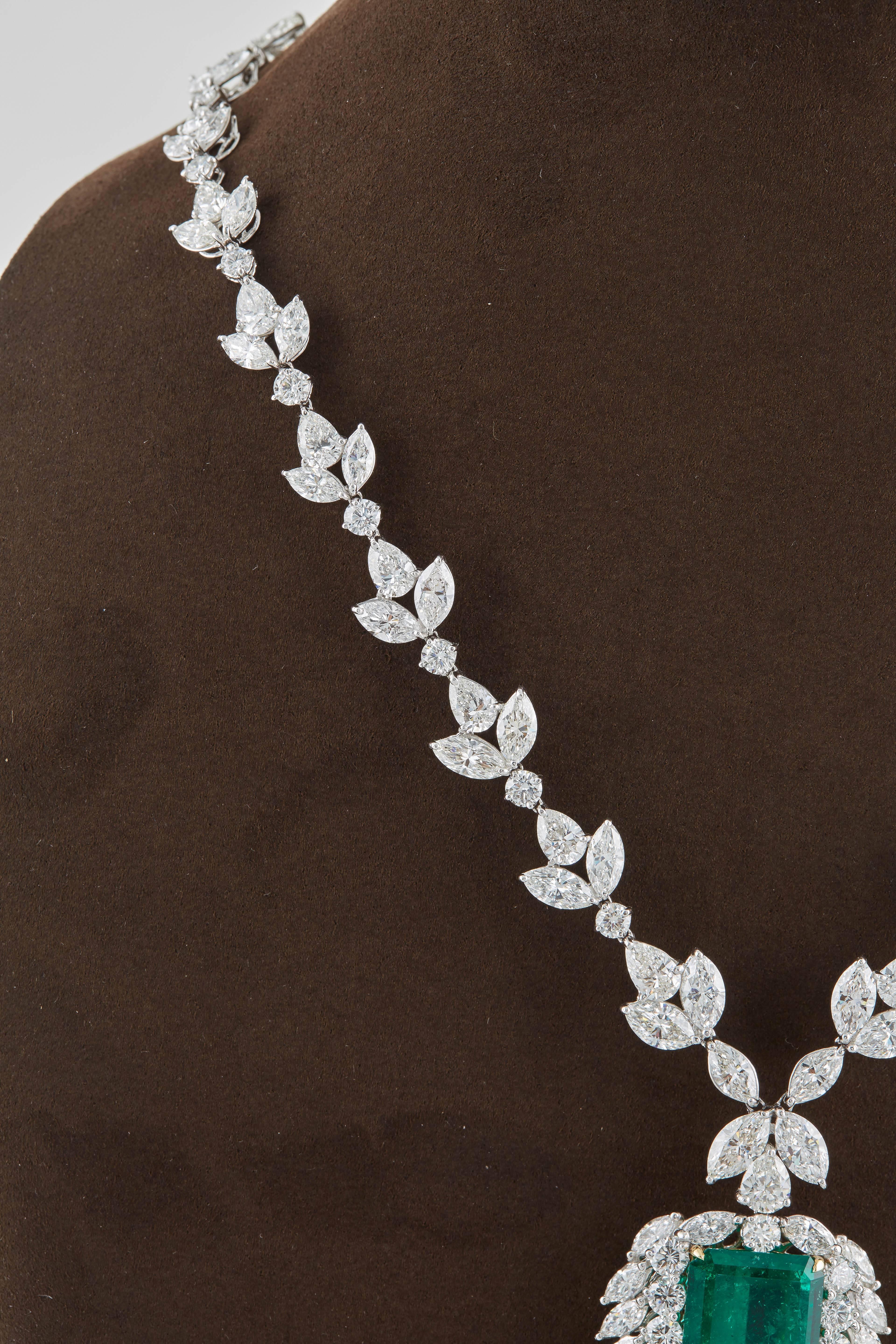 Important collier d'émeraudes de Colombie et de diamants certifiés GIA Neuf - En vente à New York, NY