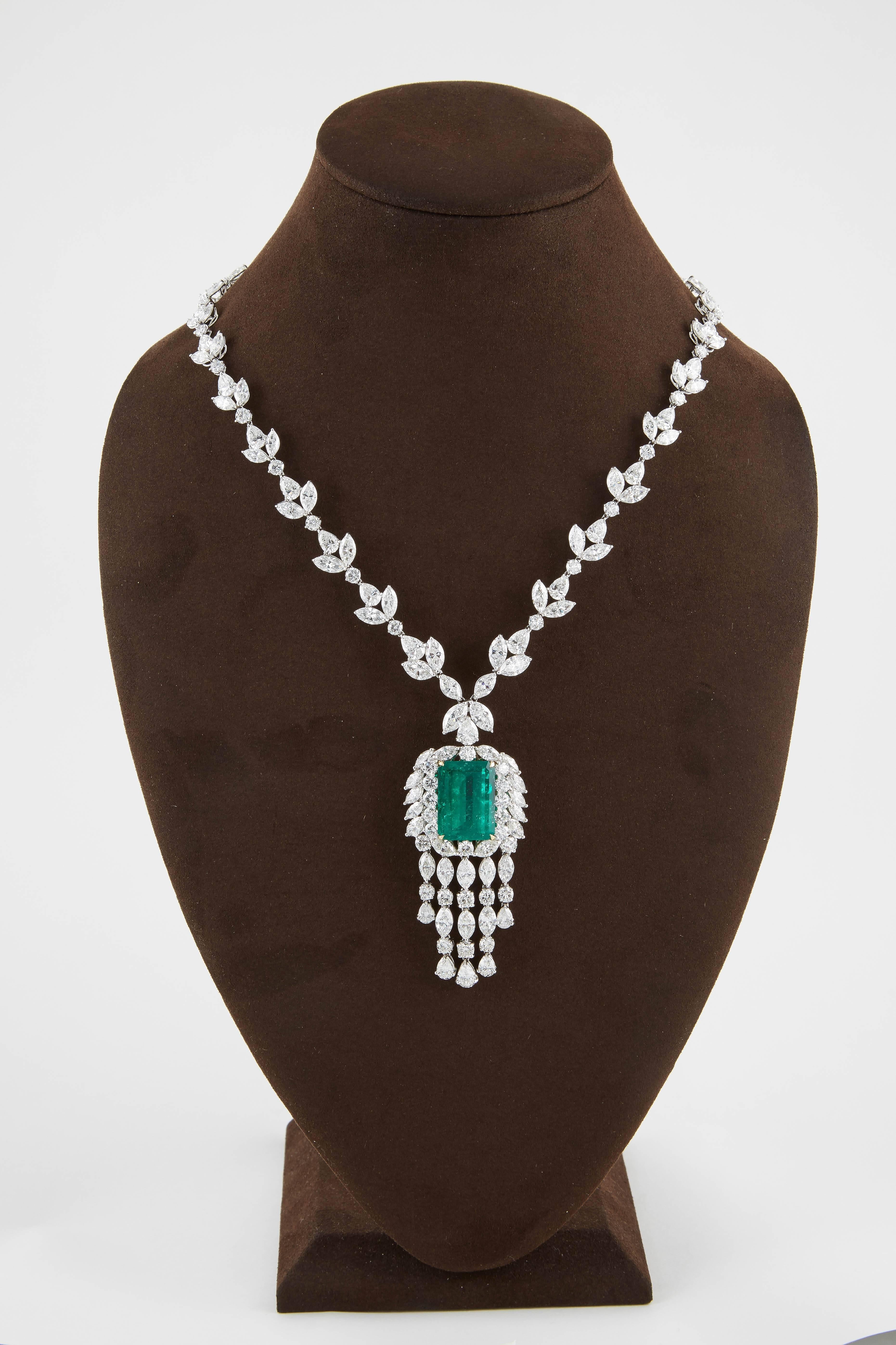 Important collier d'émeraudes de Colombie et de diamants certifiés GIA Pour femmes en vente