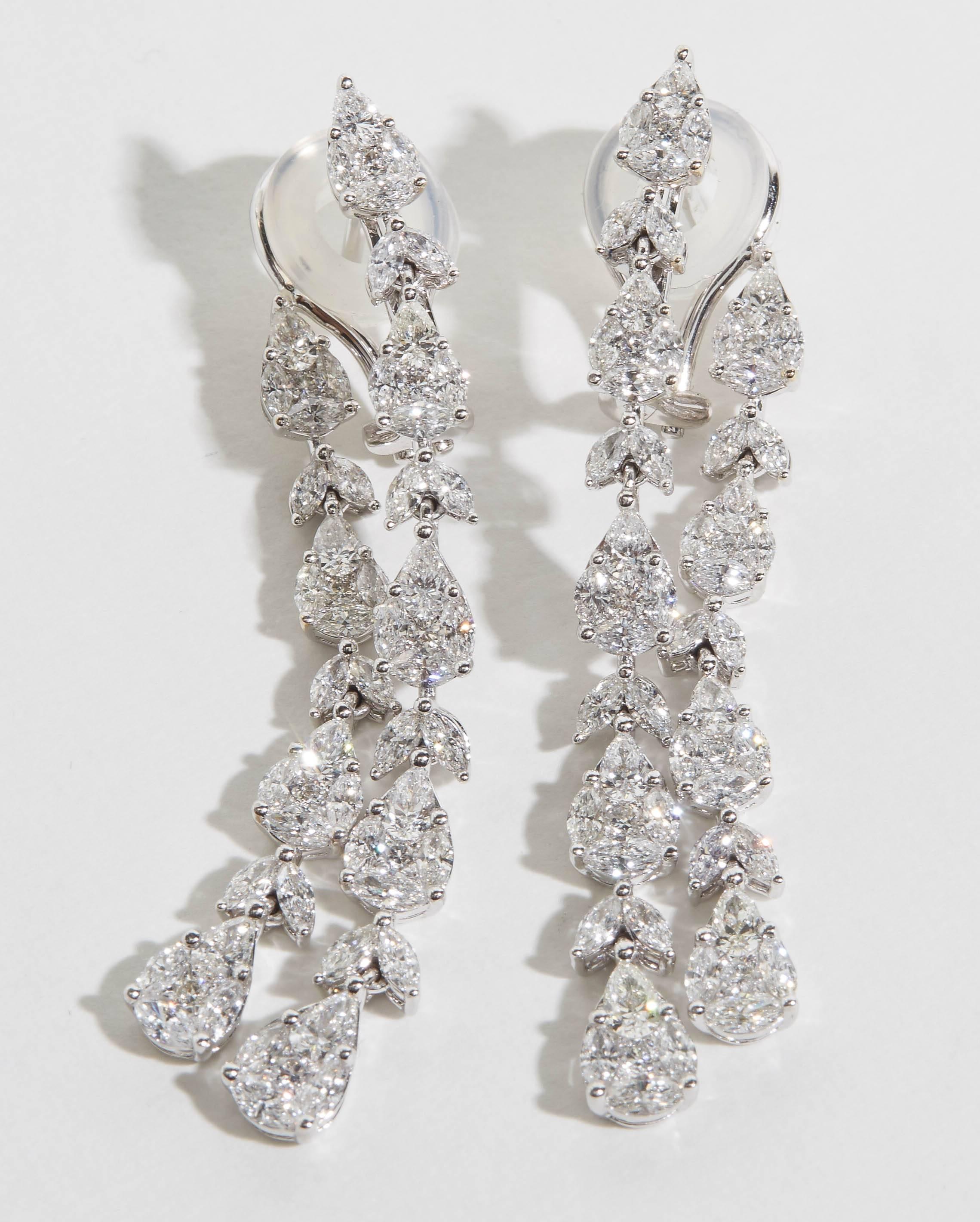 Boucles d'oreilles pendantes avec diamants en vente 1