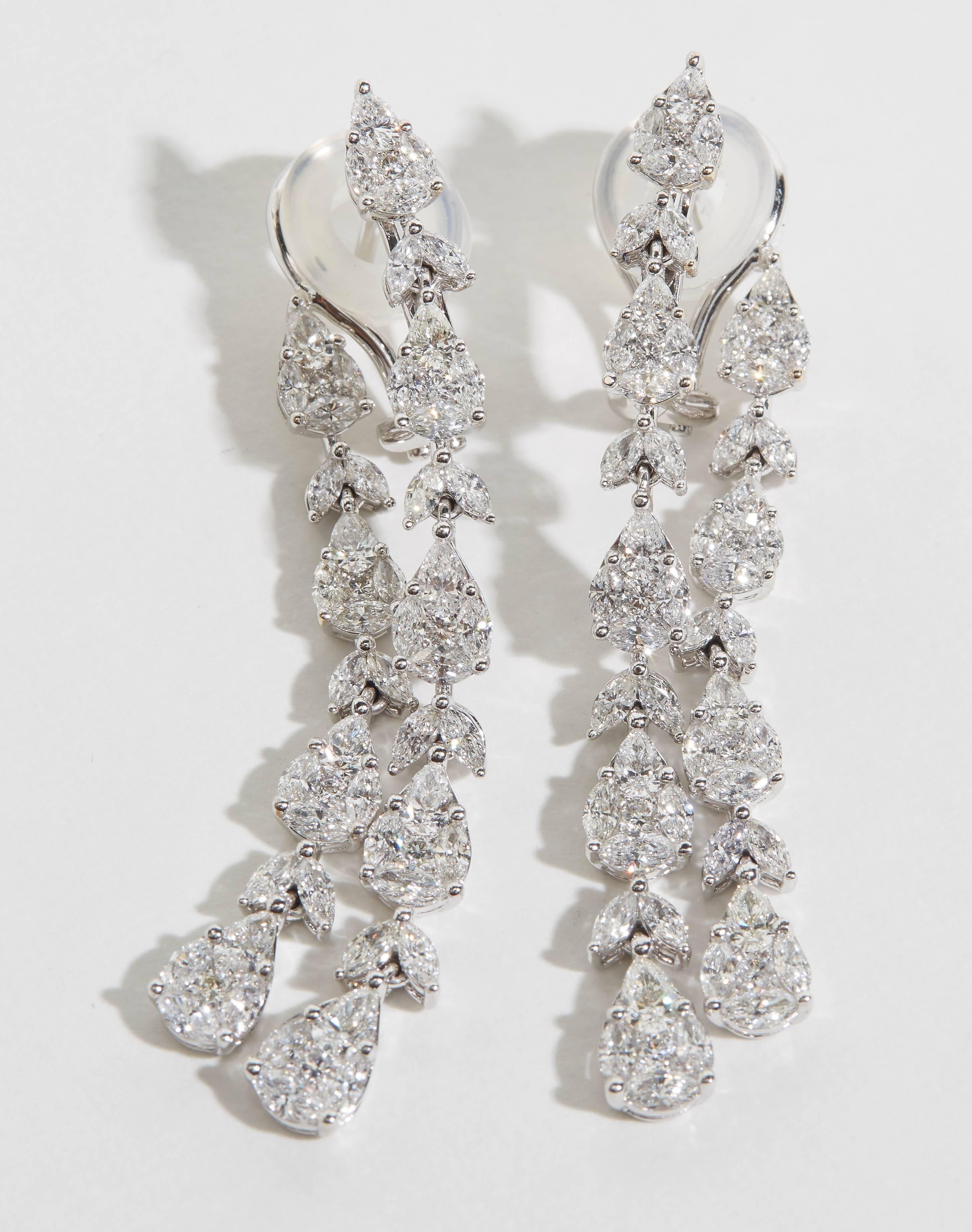 Stunning Diamond Dangle Drop Earrings In New Condition For Sale In New York, NY