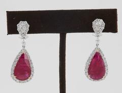 Birnenförmige Rubin-Diamant-Ohrringe aus Gold