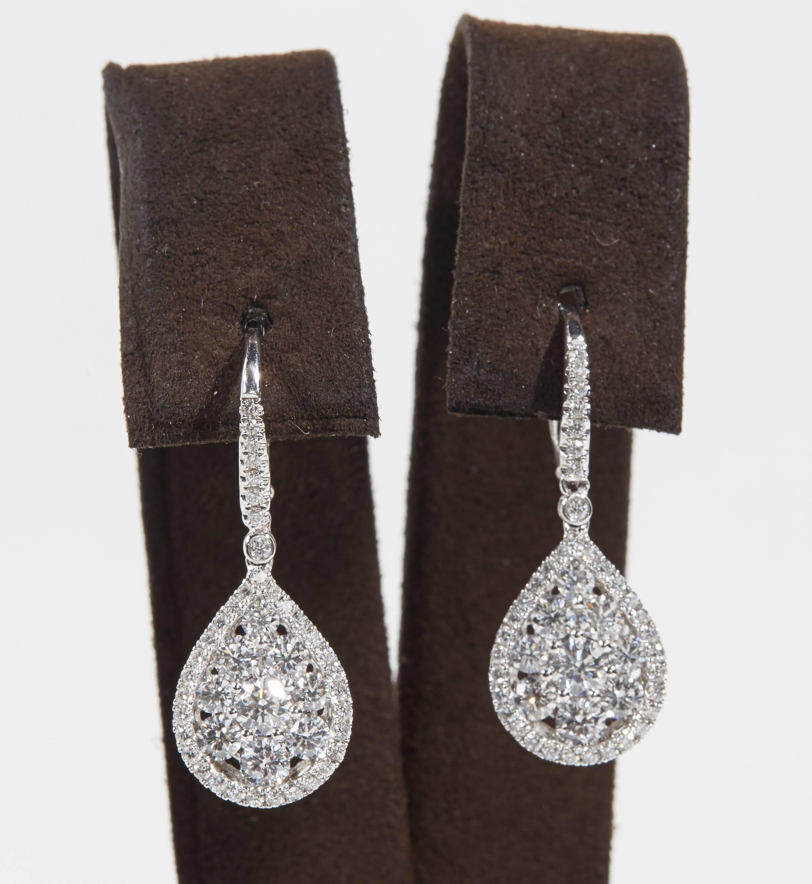 
A beautiful earring filled with fire and sparkle! 

2.19 carats of F VS round brilliant cut diamonds 

18k white gold 

Approximately 1.10 inches in length