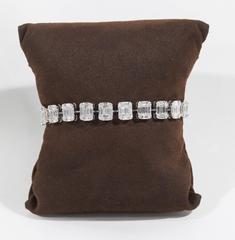 Bracelet de tennis en or blanc serti de diamants taille émeraude