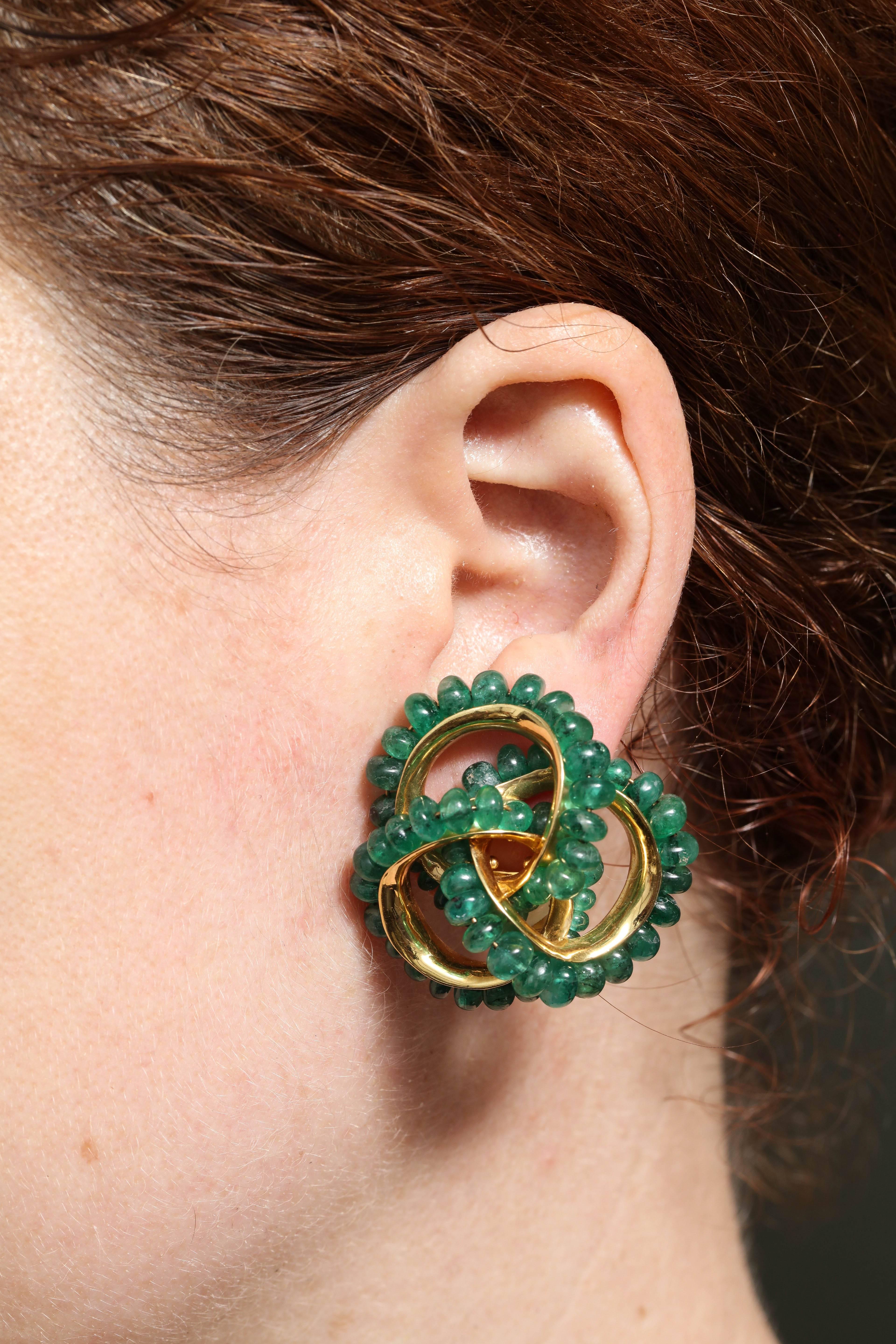 1980s Seaman Schepps Large Emerald Pretzel Knot Design Gold Clip-On Earrings In Good Condition In New York, NY