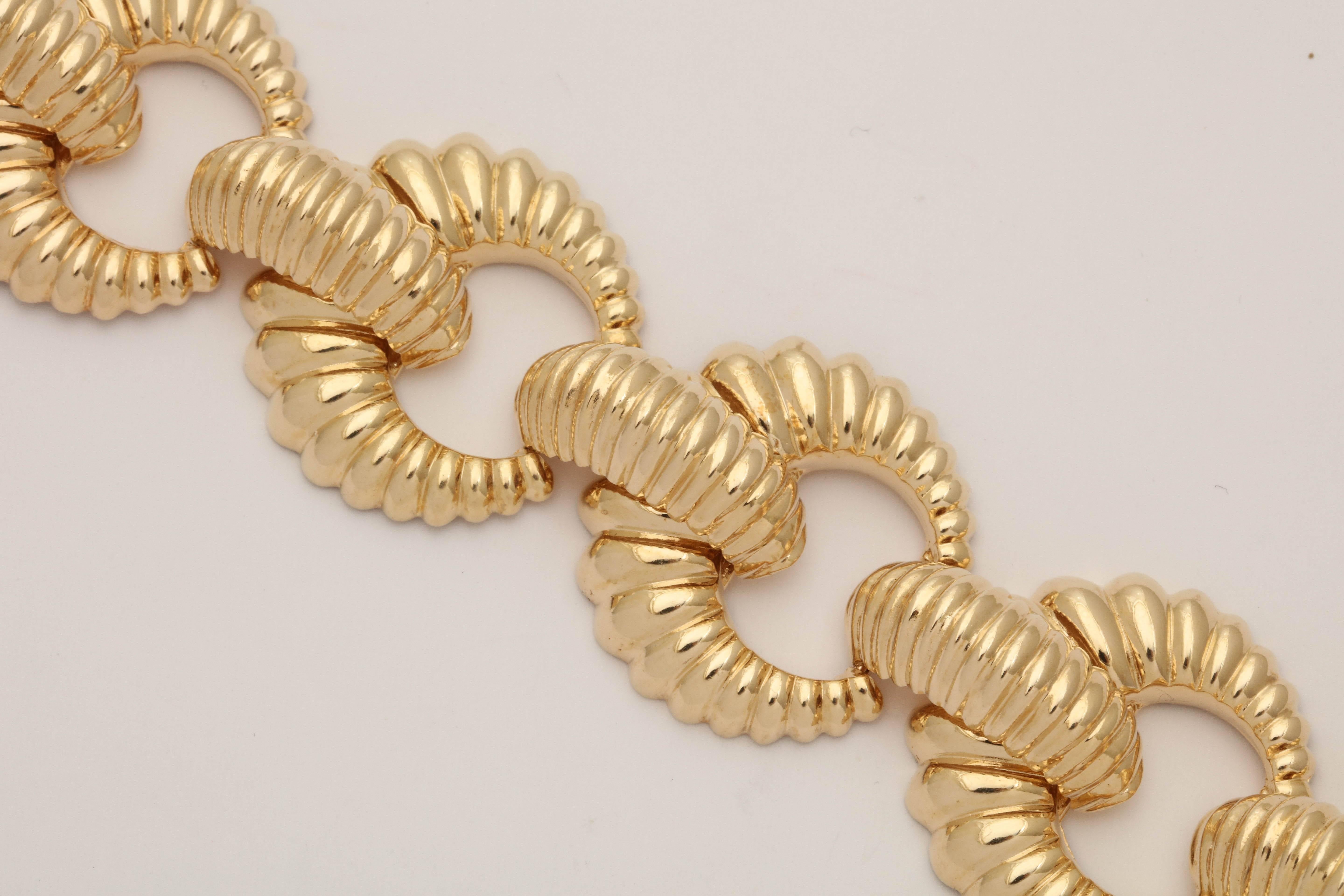 1940s Textured Shrimp Design Flexible Open Link Ridged Gold Retro Bracelet In Excellent Condition In New York, NY