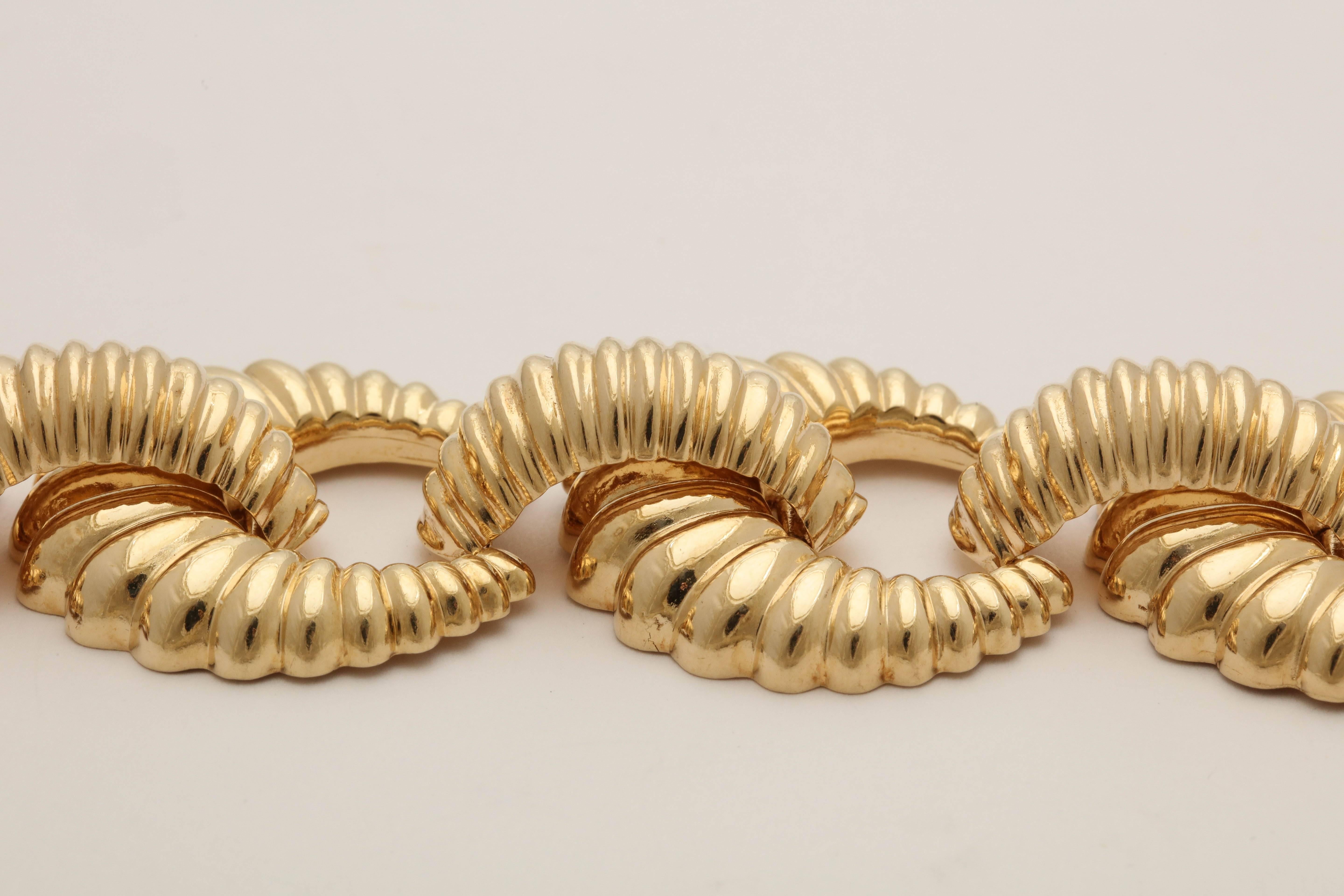 Women's 1940s Textured Shrimp Design Flexible Open Link Ridged Gold Retro Bracelet