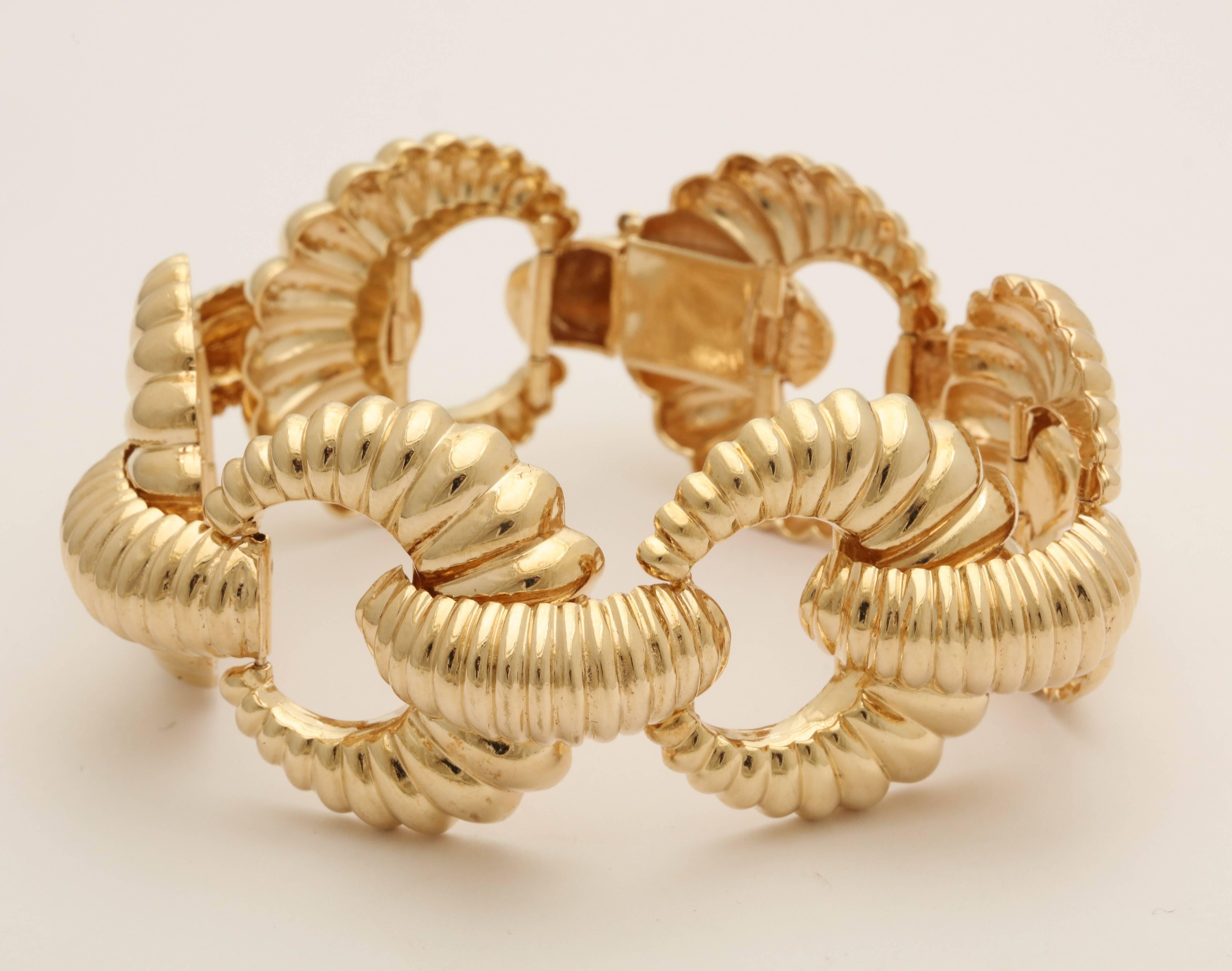 1940s Textured Shrimp Design Flexible Open Link Ridged Gold Retro Bracelet 1
