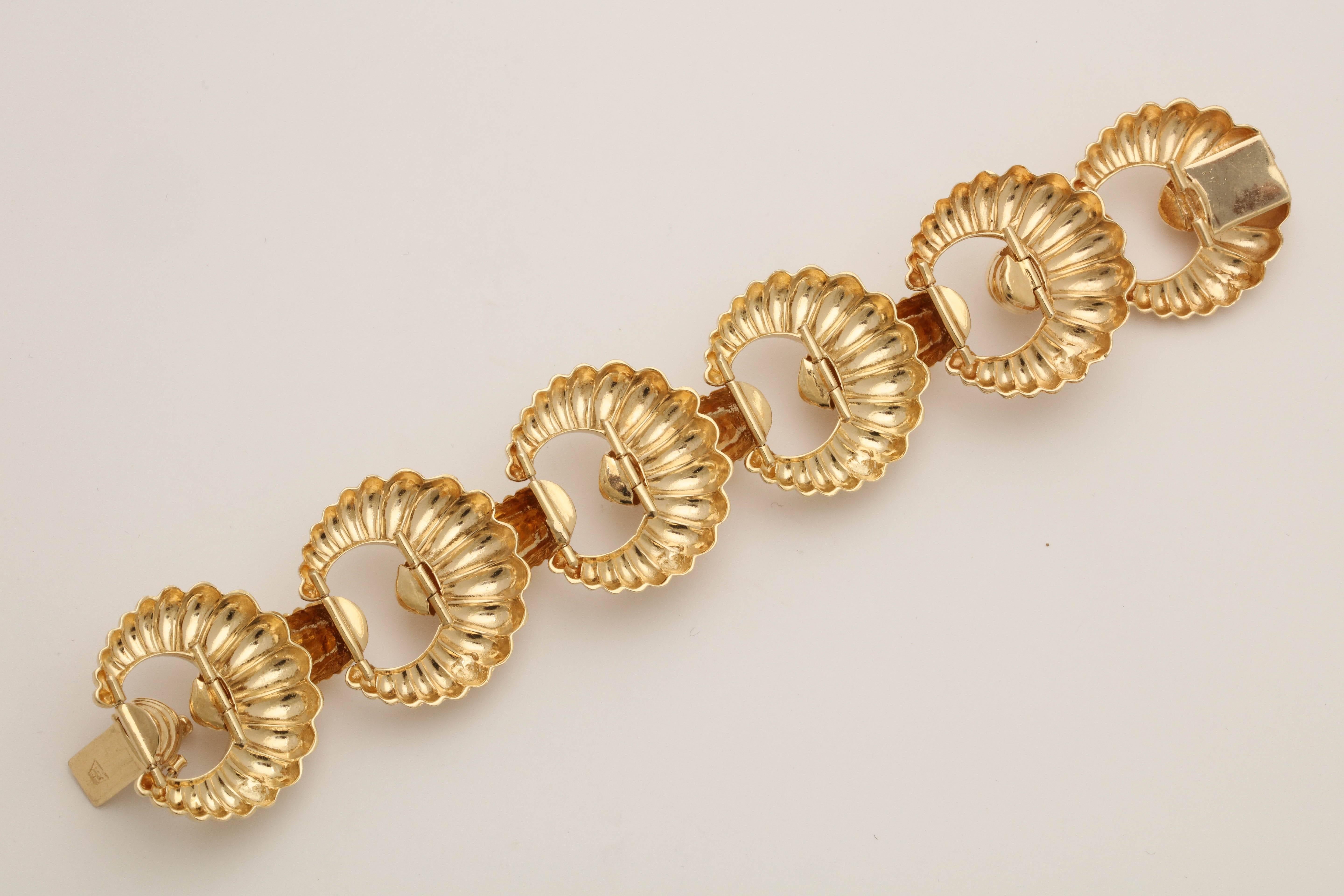 1940s Textured Shrimp Design Flexible Open Link Ridged Gold Retro Bracelet 4