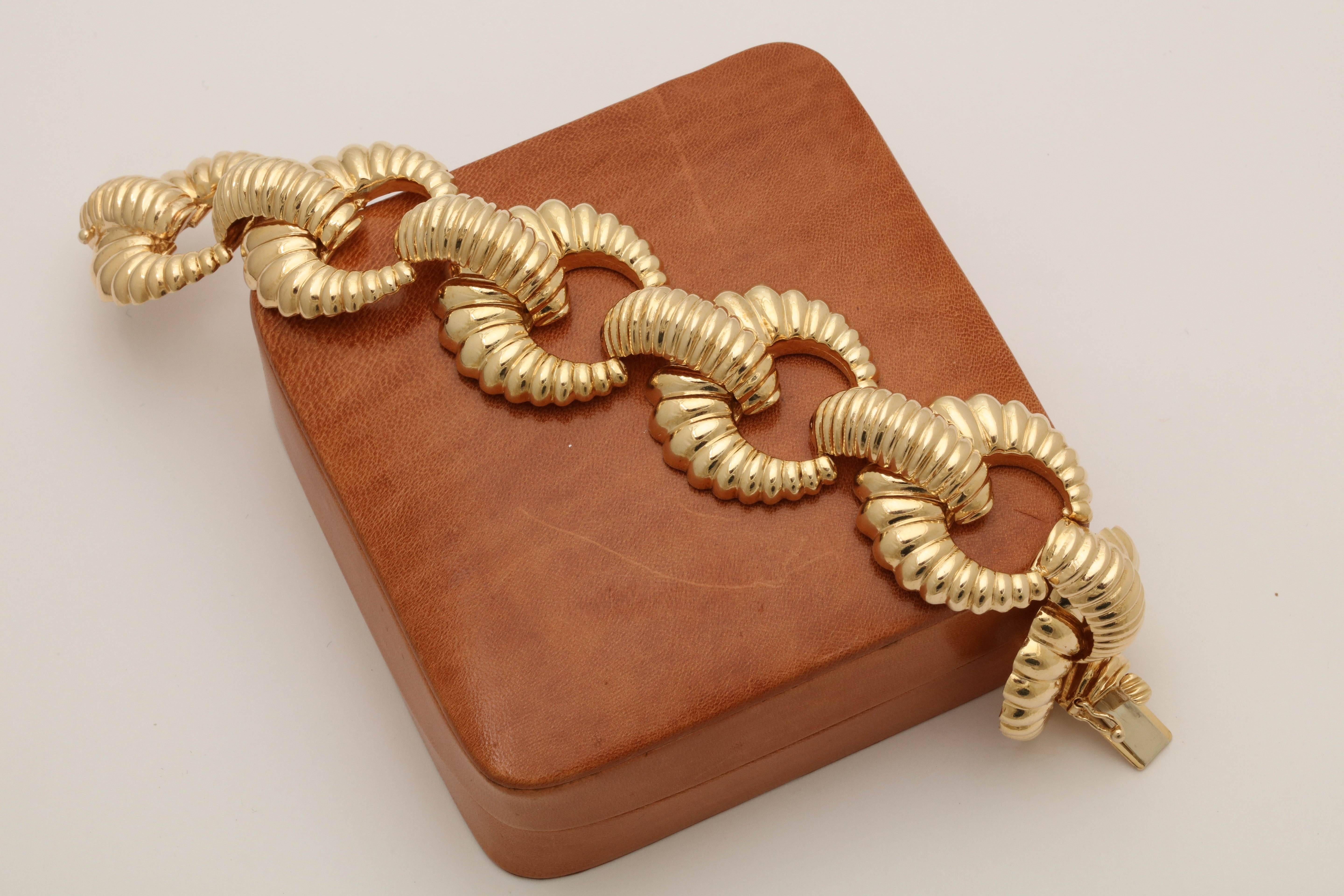 1940s Textured Shrimp Design Flexible Open Link Ridged Gold Retro Bracelet 5