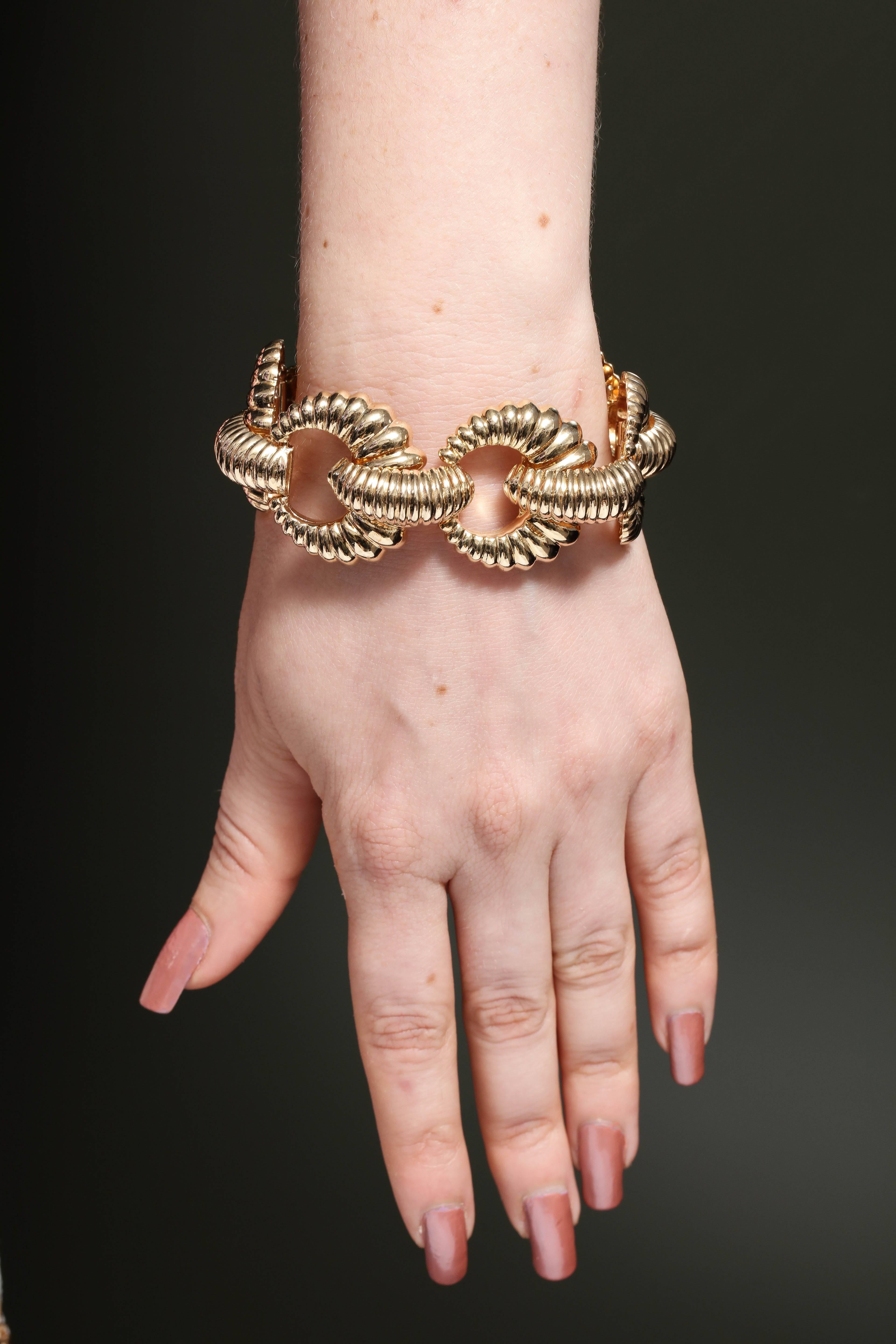1940s Textured Shrimp Design Flexible Open Link Ridged Gold Retro Bracelet 6