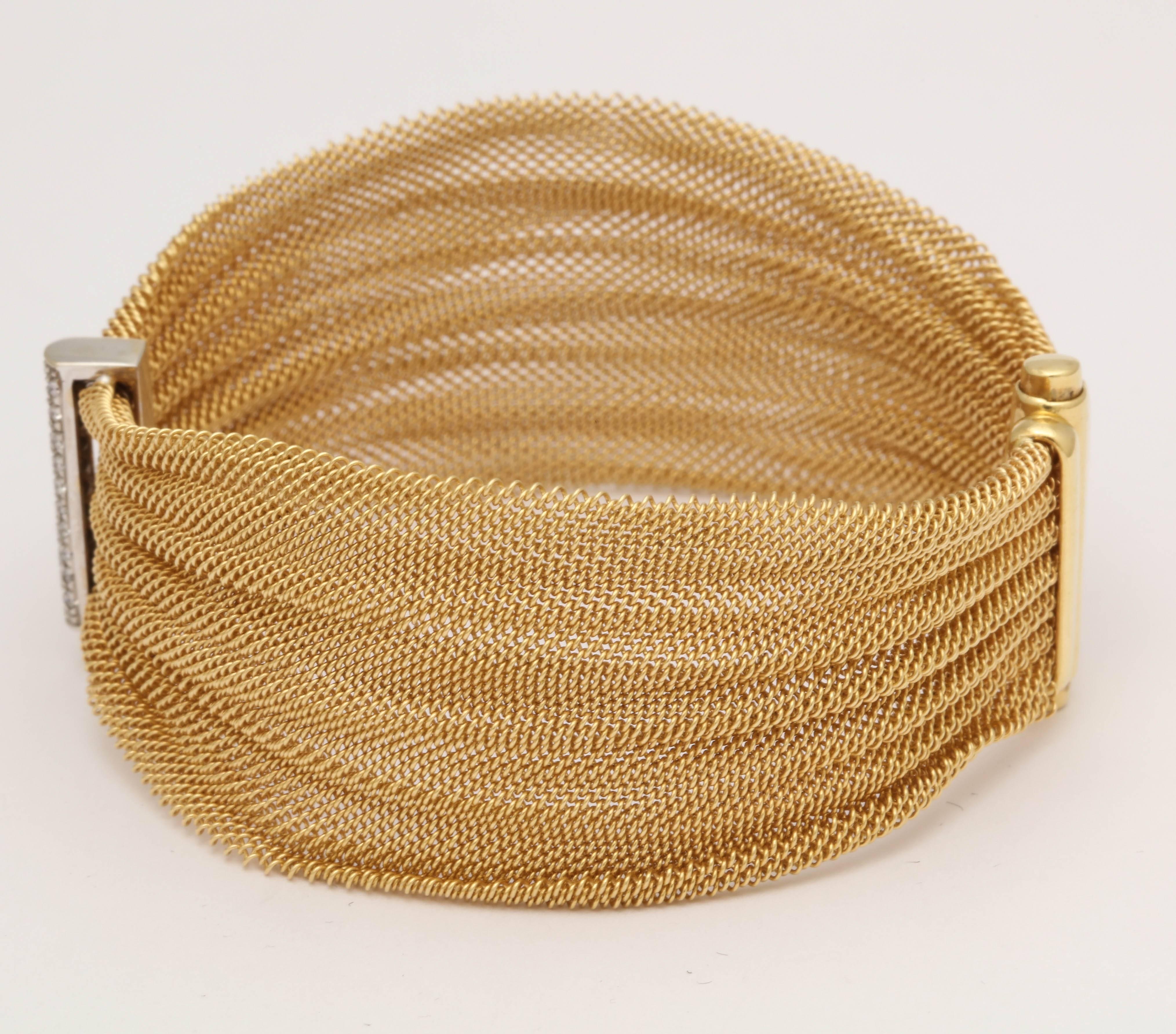 1960s Ribbon Design Flexible Woven Mesh Diamond and Gold Bracelet In Excellent Condition In New York, NY