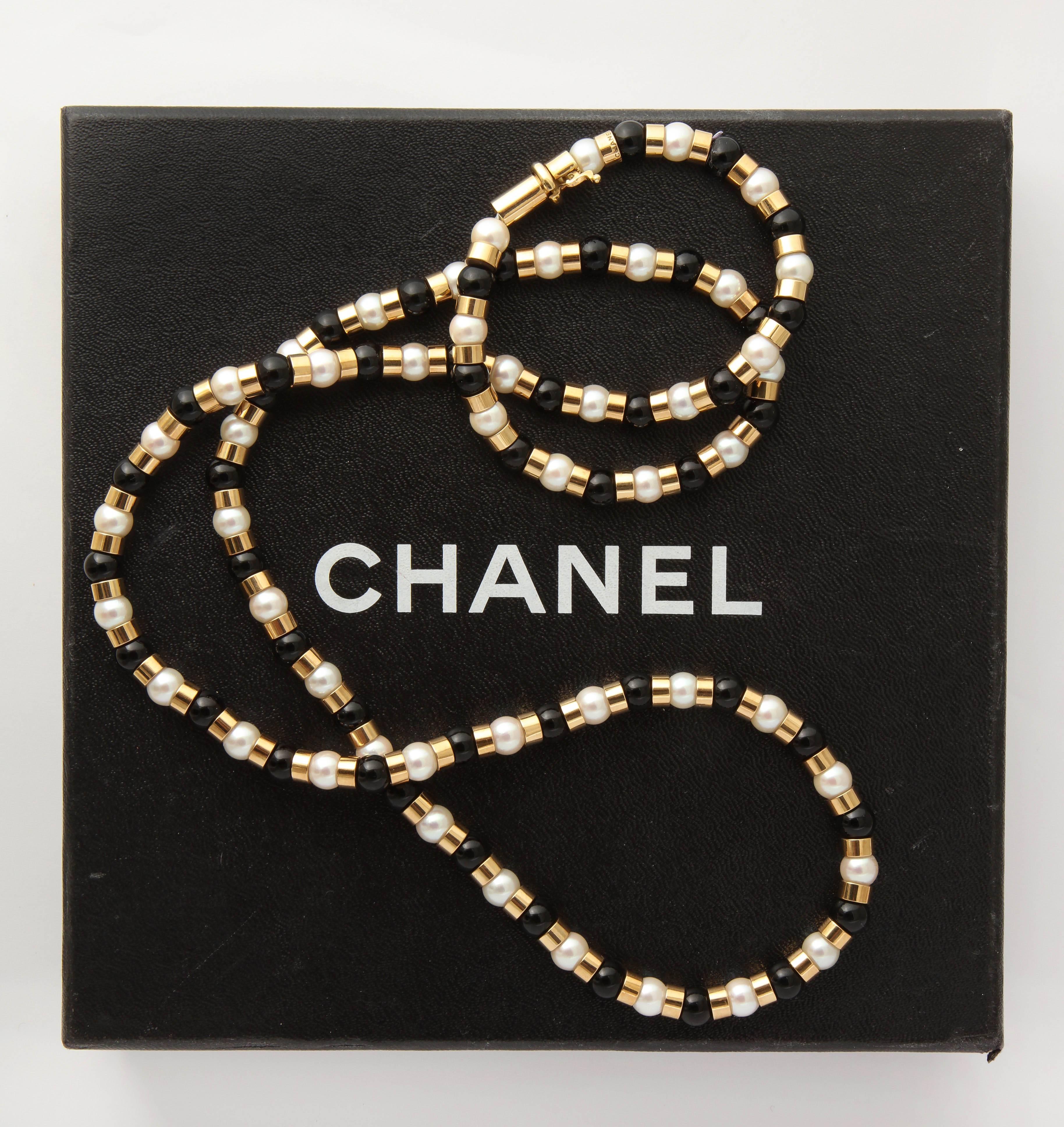 1990s Chanel Paris Long Onyx Pearl Gold Classic Colors Necklace In Excellent Condition In New York, NY