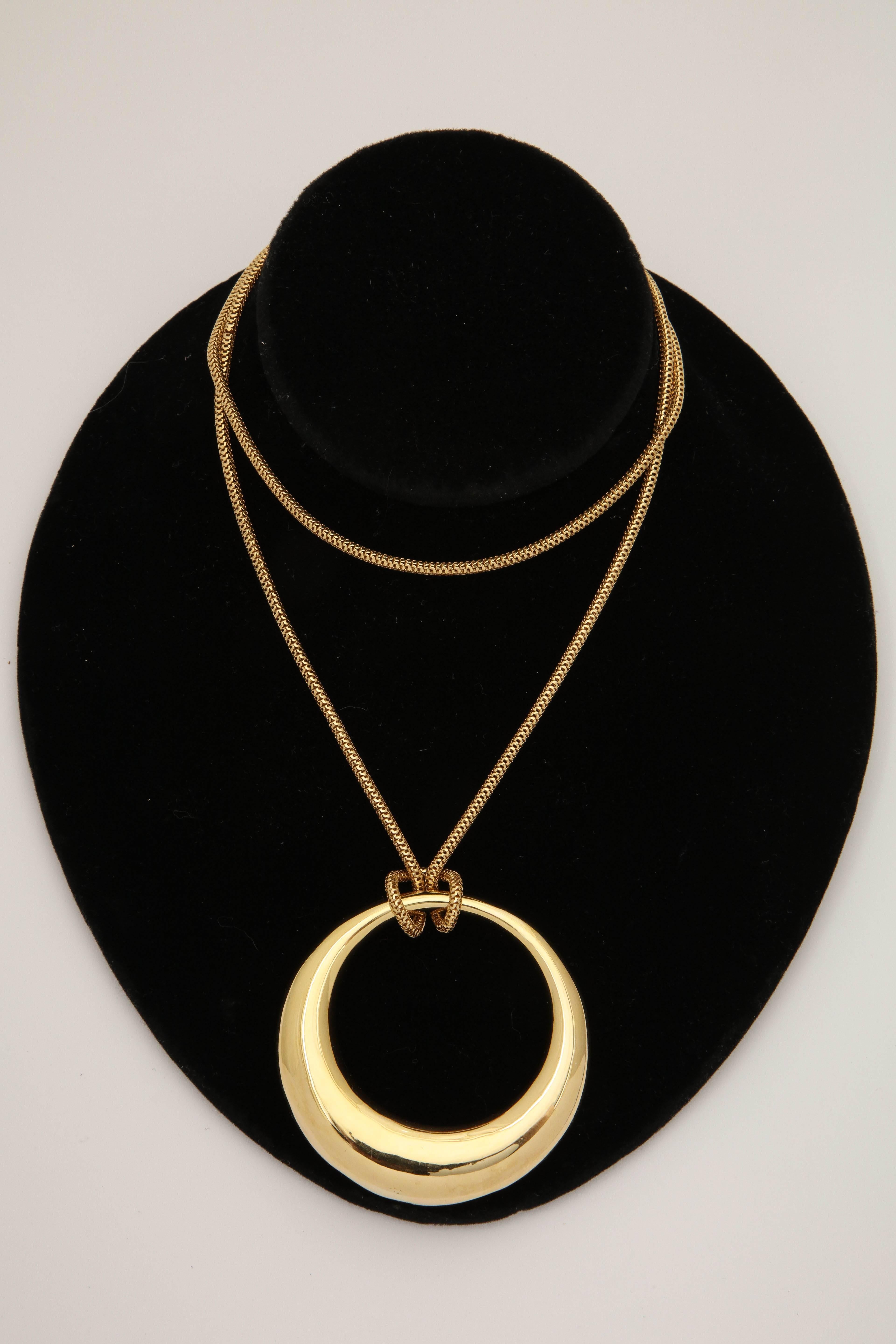 1980s Oblong Shaped Circle Pendant Wrapped in Reptile Box Link Gold Chain In Good Condition In New York, NY