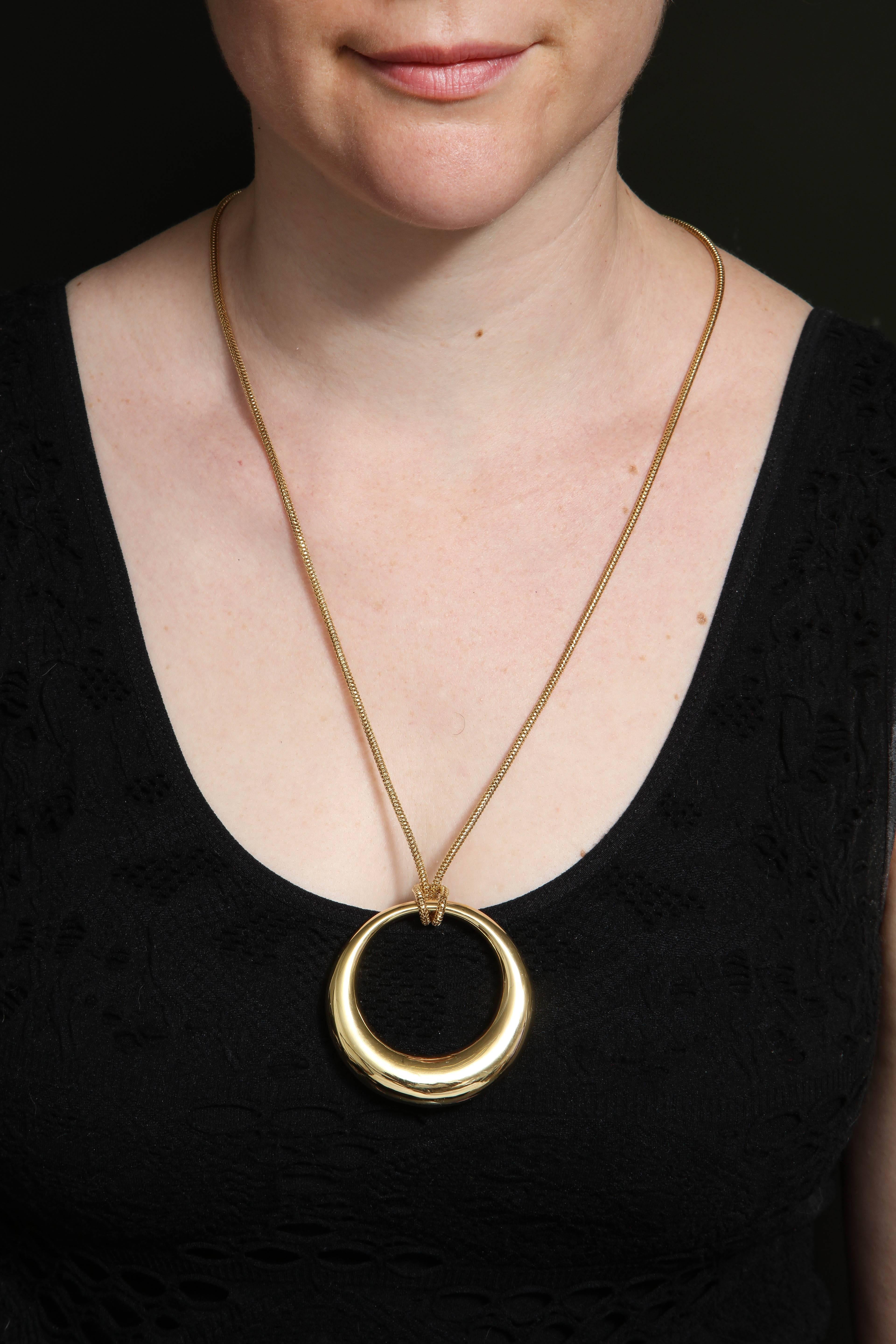 1980s Oblong Shaped Circle Pendant Wrapped in Reptile Box Link Gold Chain 5