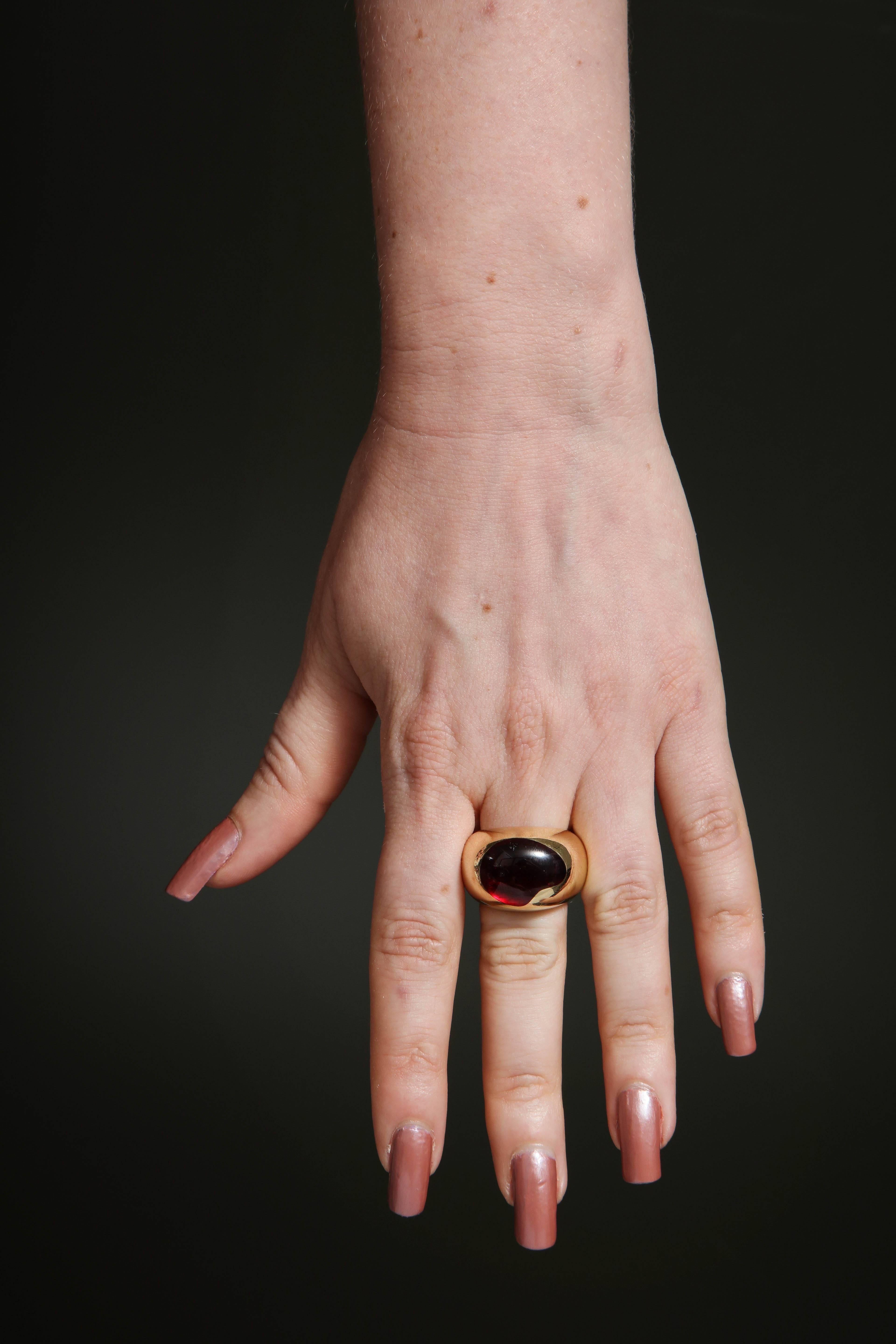 Pomellato Unisex Bold Artist Pallet Shaped Cabochon Garnet Gold Ring 7
