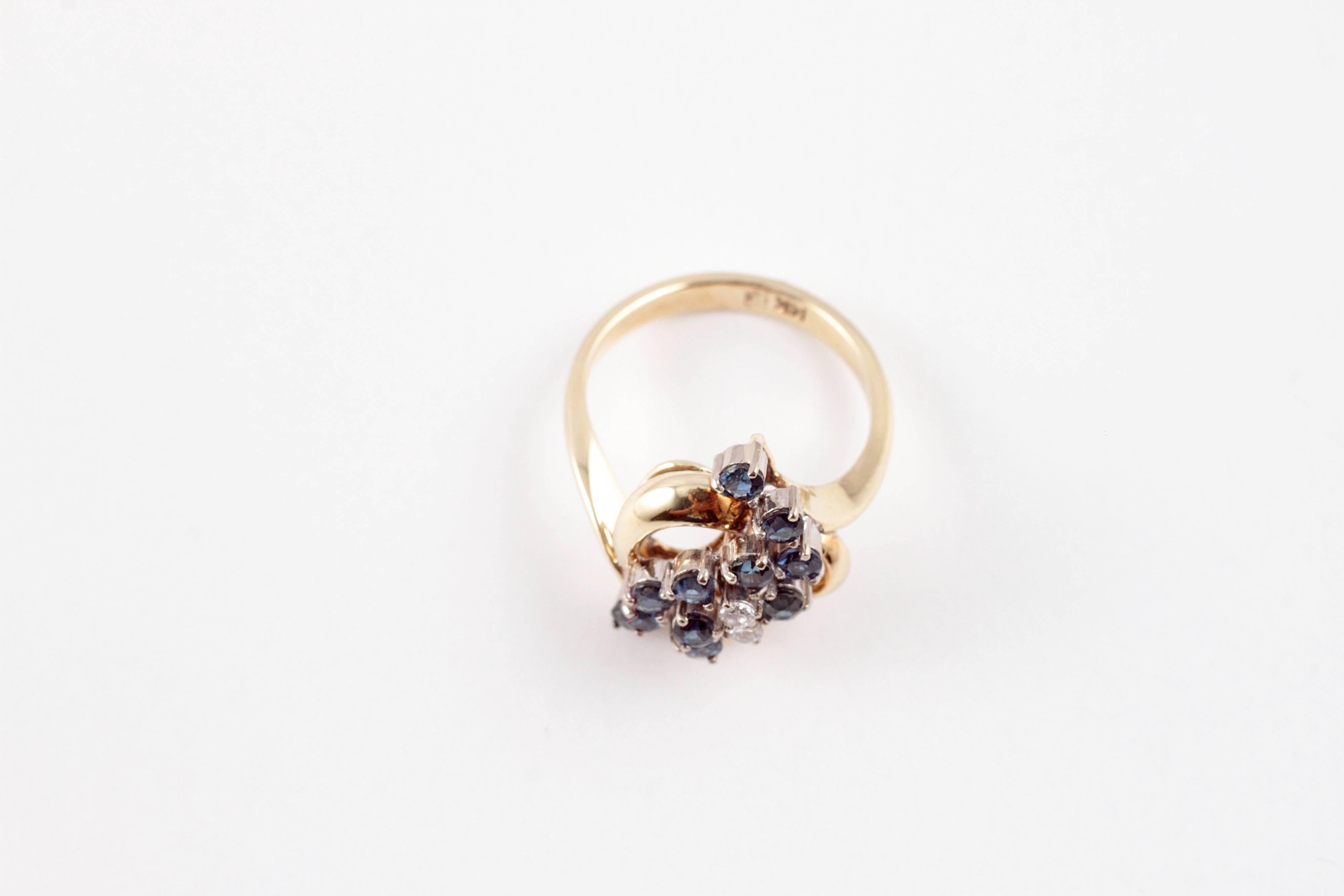 Blue Sapphire Diamond Yellow Gold Ring In Good Condition For Sale In Dallas, TX