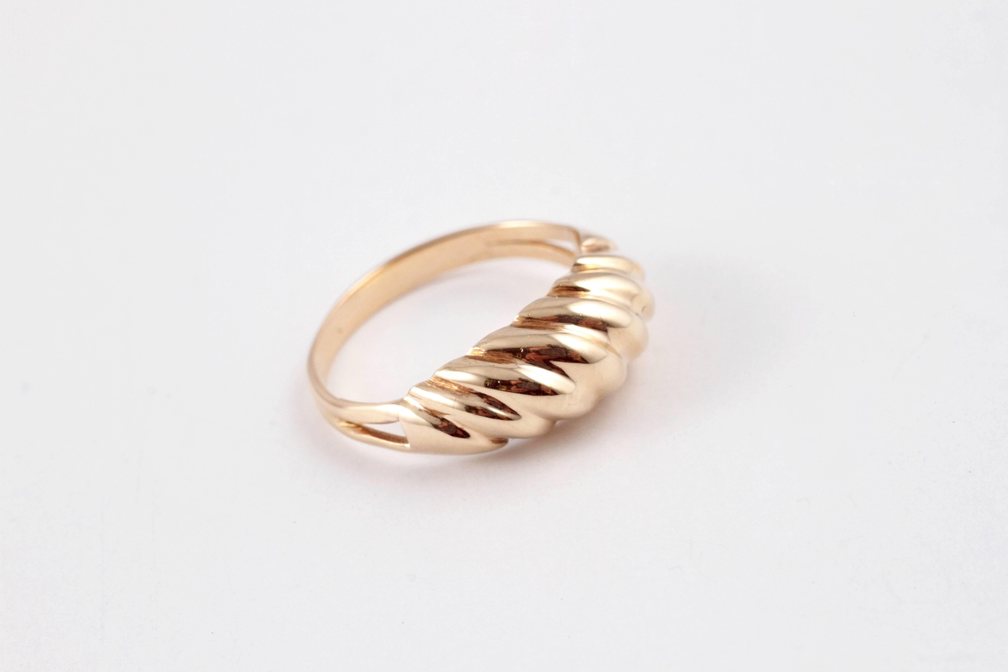 Yellow Gold Swirl Ring In Excellent Condition In Dallas, TX