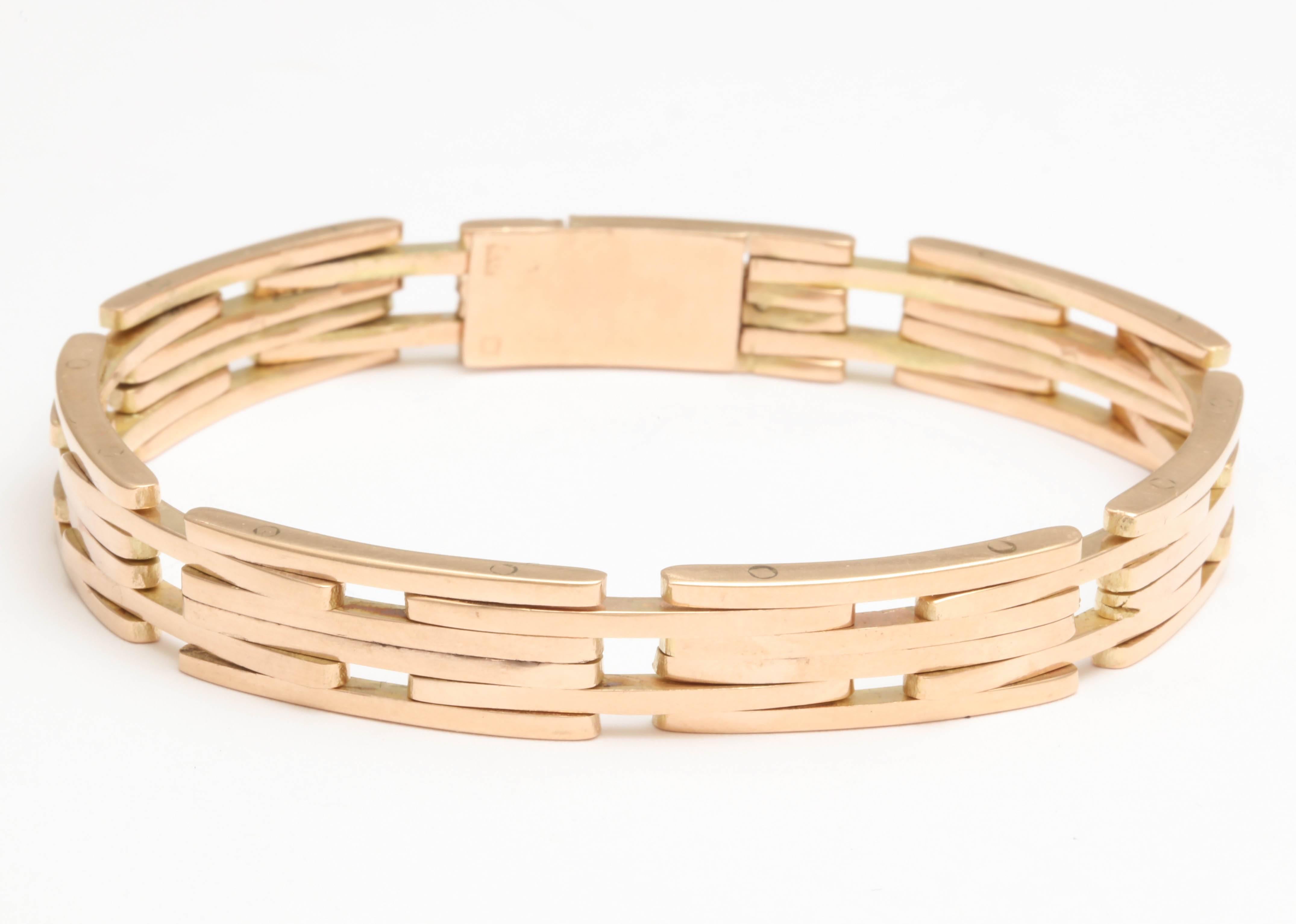 Bracelet en or rose de la fin des années 40 et du début des années 50, avec des marques polonaises et une marque de fabricant non identifiée aux deux extrémités du bracelet.
   Très masculine mais peut être lue comme forte et convenable  pour le