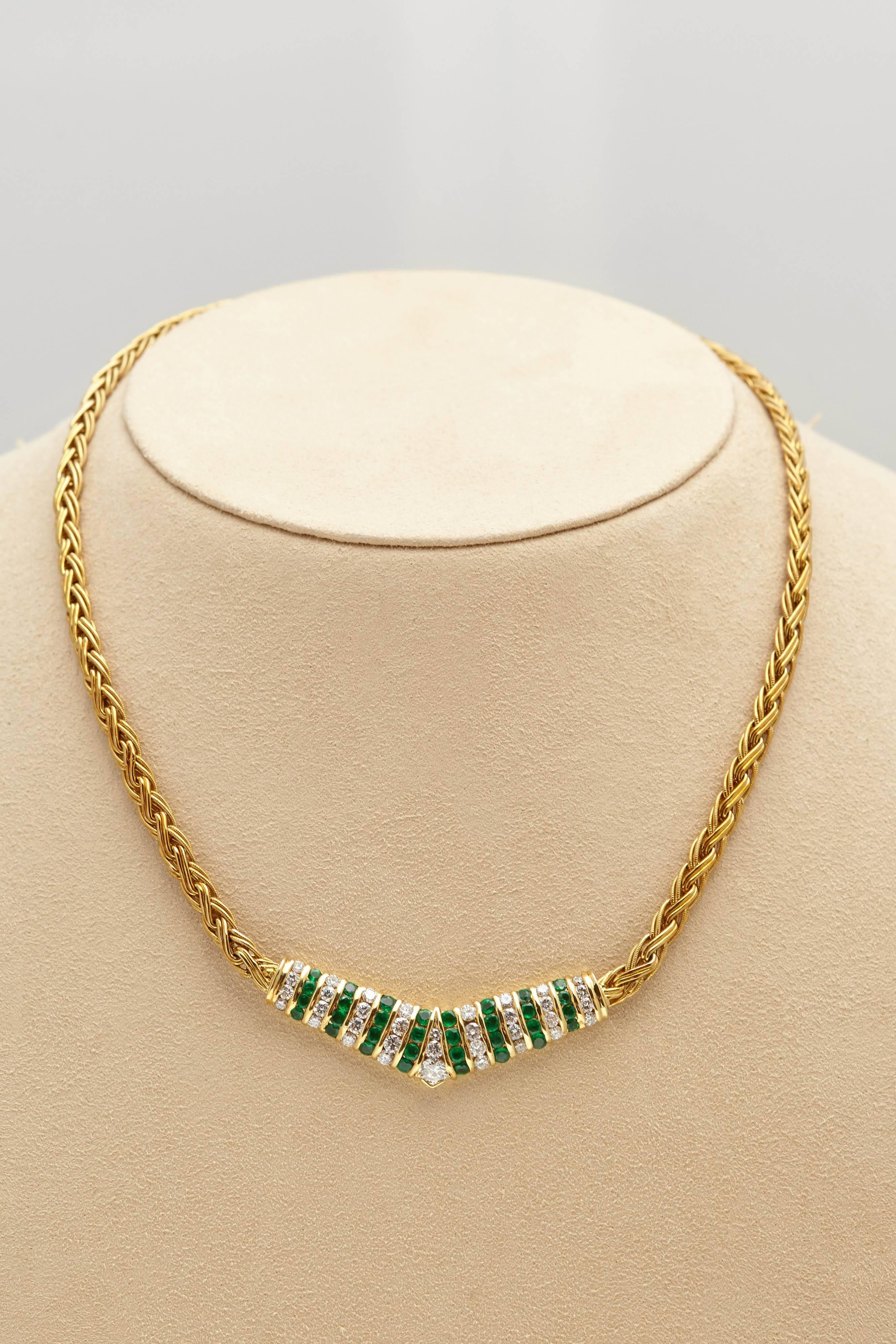 Matching Set 18 Karat Gold Diamonds Emeralds Necklace and Earrings In Excellent Condition For Sale In New York, NY