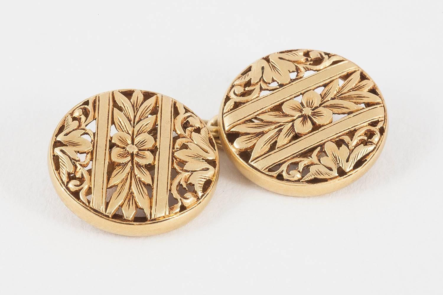 Cufflinks of Openwork Floral Design in 18 Karat Yellow Gold, French circa 1890 In Good Condition For Sale In London, GB