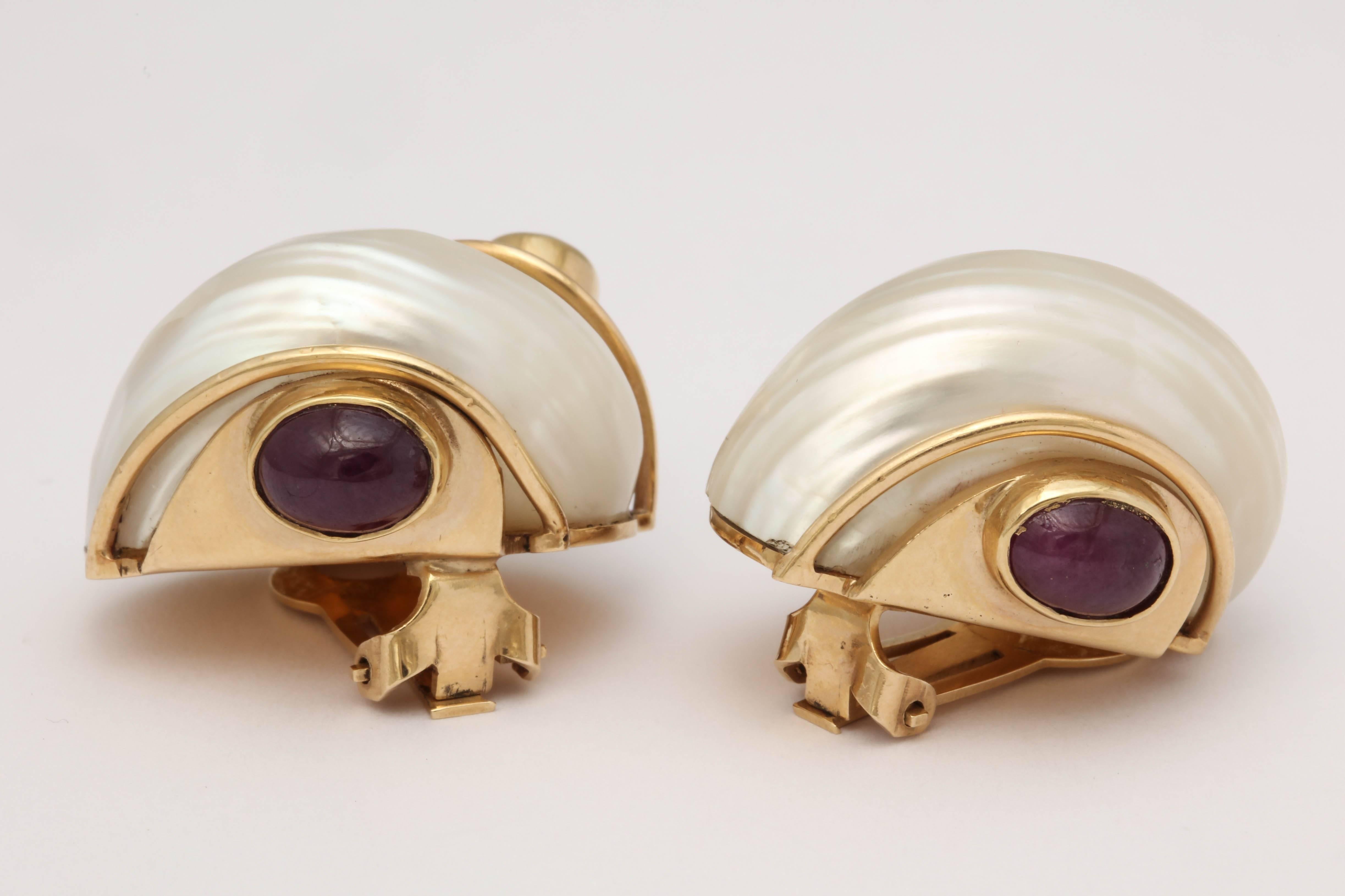 1940s Seaman Schepps Turbo Shell Ruby and Gold Clip on Earrings In Excellent Condition In New York, NY